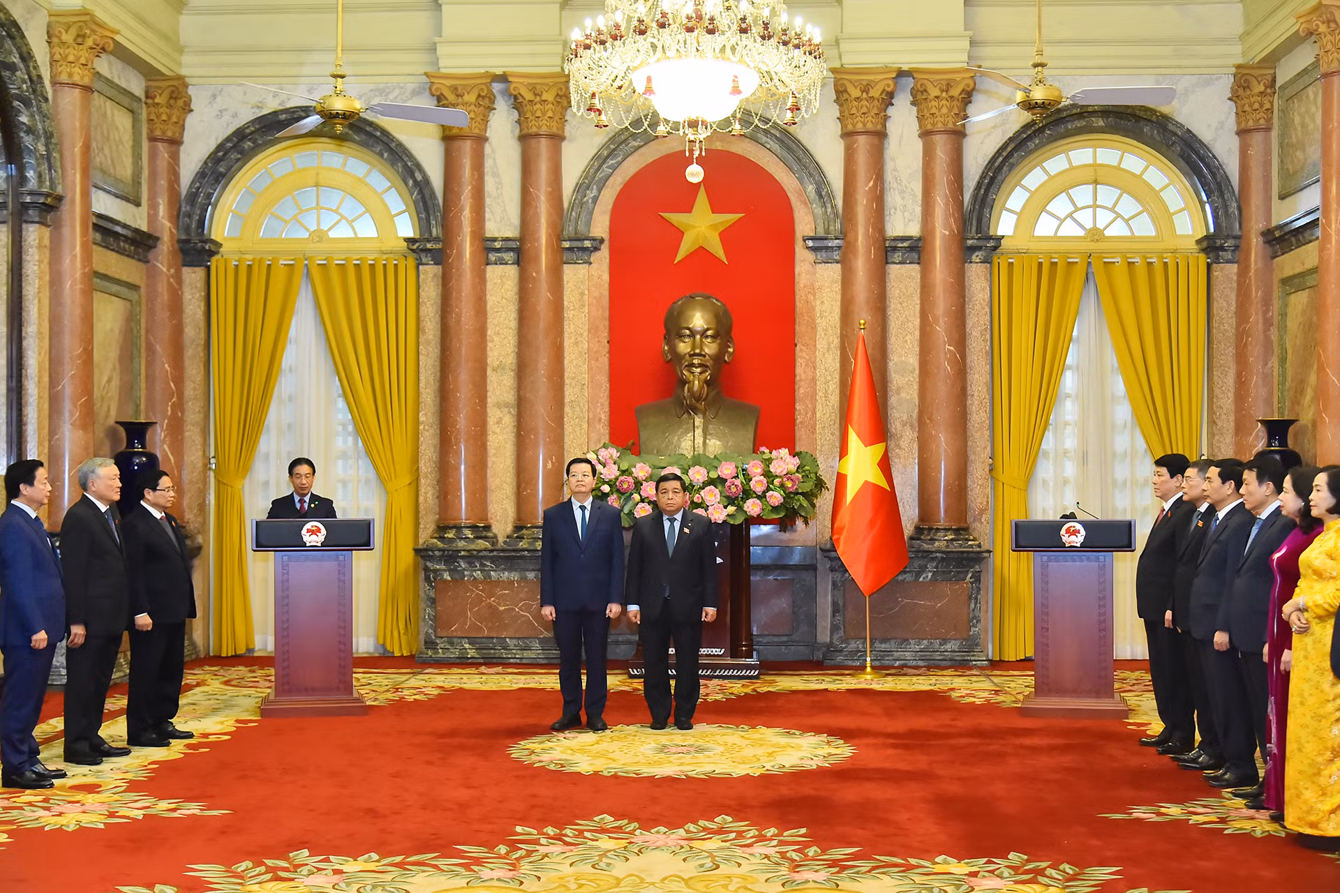 Tại buổi lễ, thừa ủy quyền của Chủ tịch nước, Phó Chủ nhiệm Văn phòng Chủ tịch nước Phạm Thanh Hà công bố quyết định của Chủ tịch nước bổ nhiệm chức vụ Phó Thủ tướng Chính phủ đối với các đồng chí Ủy viên Trung ương Đảng: Nguyễn Chí Dũng và Mai Văn Chính.