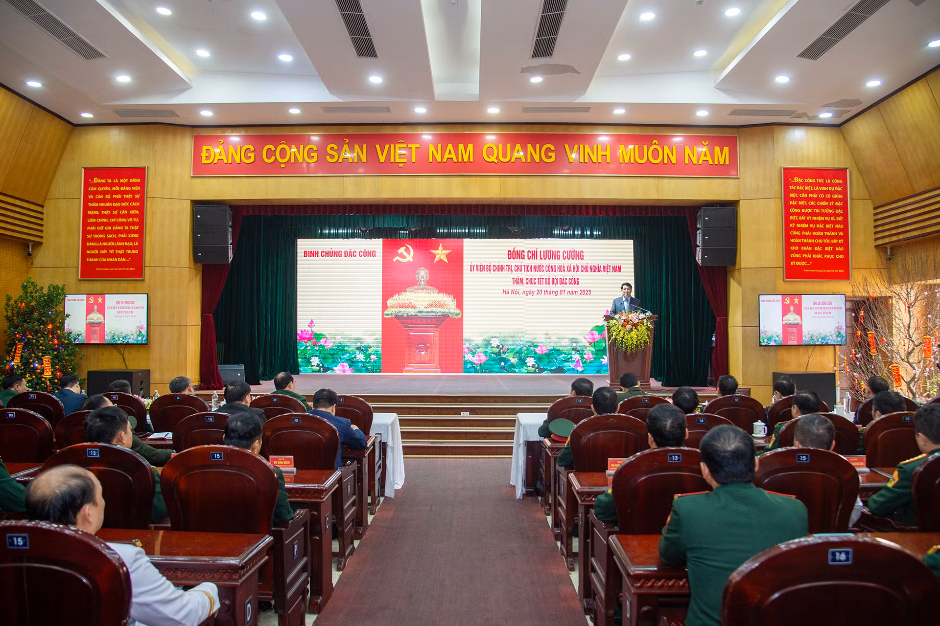 Quang cảnh buổi làm việc của Chủ tịch nước Lương Cường tại Binh chủng Đặc công.