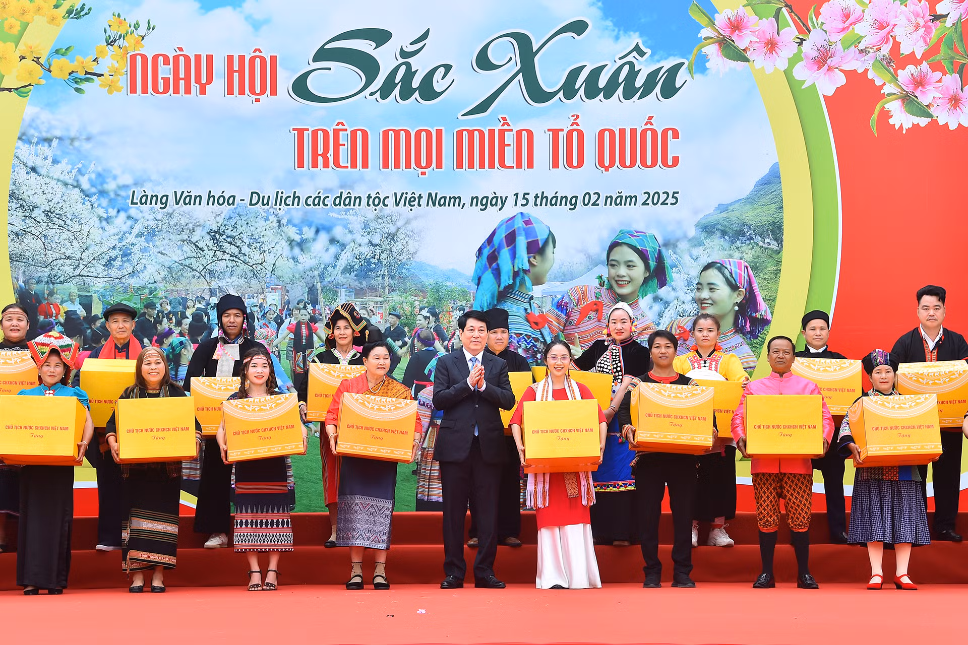 Chủ tịch nước Lương Cường trao quà, tặng đại diện các dân tộc anh em tại Ngày hội.