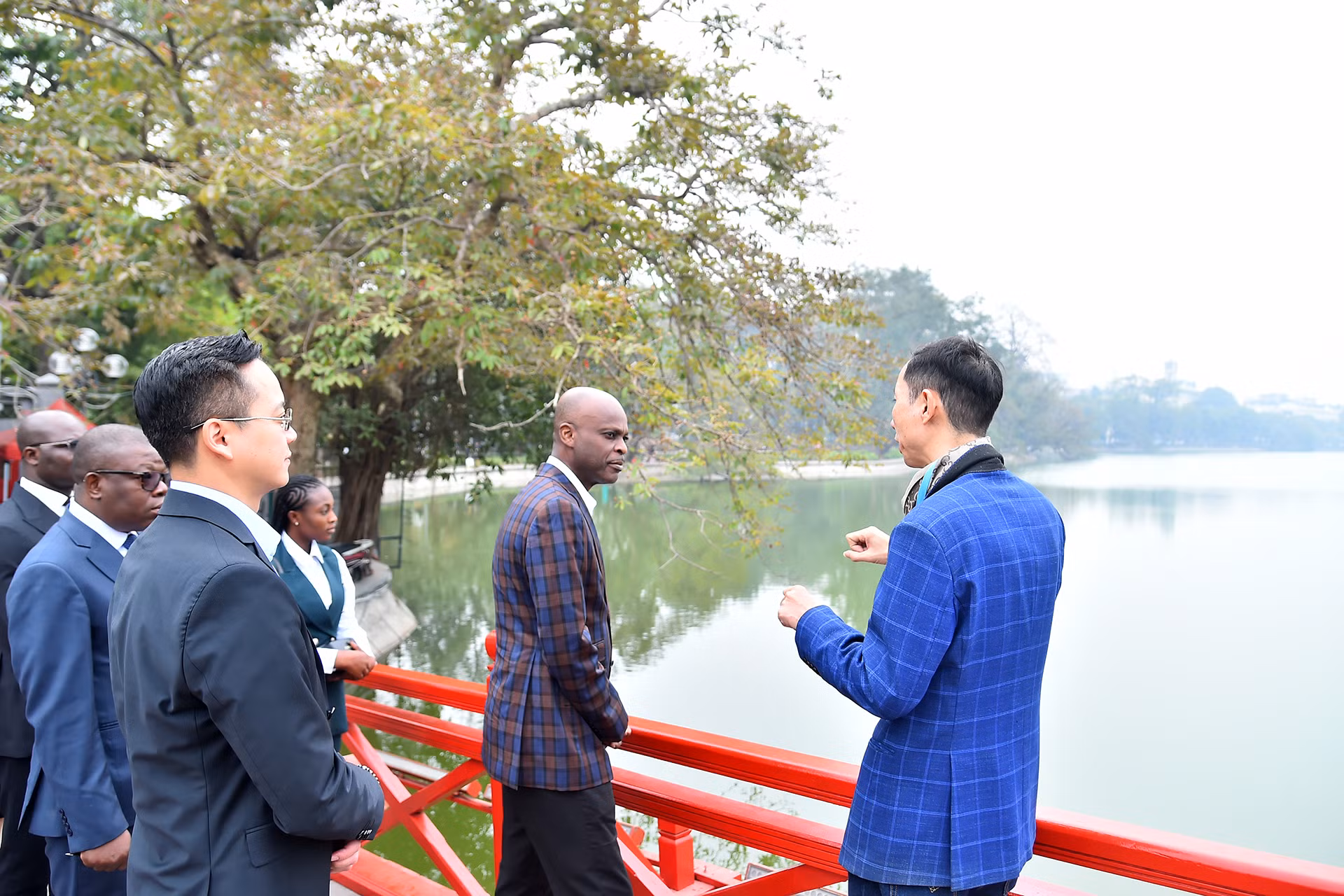 Bộ trưởng Ngoại giao Togo Robert Dussey nghe giới thiệu về lịch sử hồ Hoàn Kiếm.