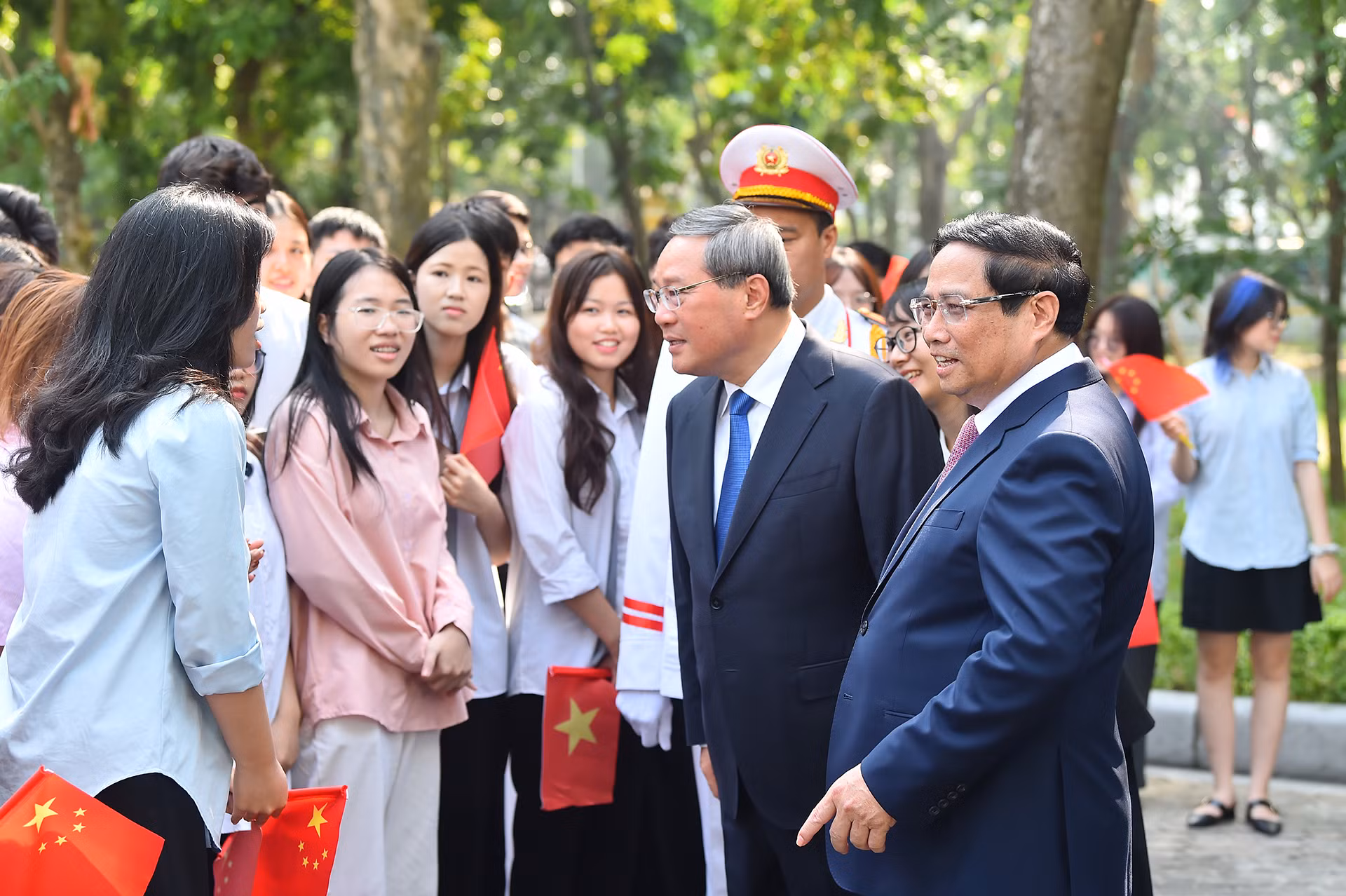 Thủ tướng Phạm Minh Chính và Thủ tướng Trung Quốc Lý Cường giao lưu với sinh viên Việt Nam tại lễ đón. Thủ tướng Phạm Minh Chính và Thủ tướng Trung Quốc Lý Cường giao lưu với sinh viên Việt Nam tại lễ đón.