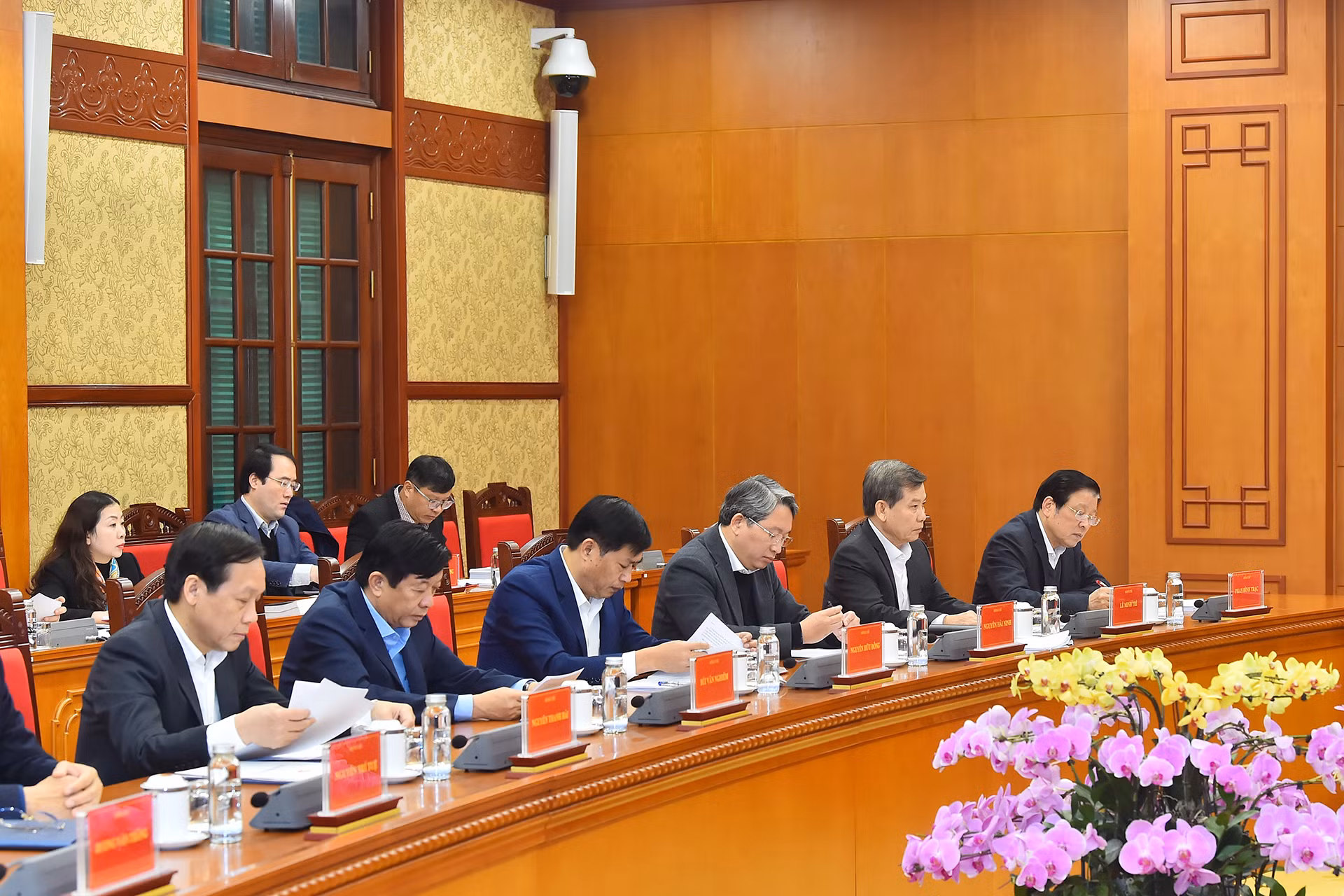 Trưởng ban Nội chính Trung ương Phan Đình Trạc cùng các đại biểu tại phiên họp. Trưởng ban Nội chính Trung ương Phan Đình Trạc cùng các đại biểu tại phiên họp.