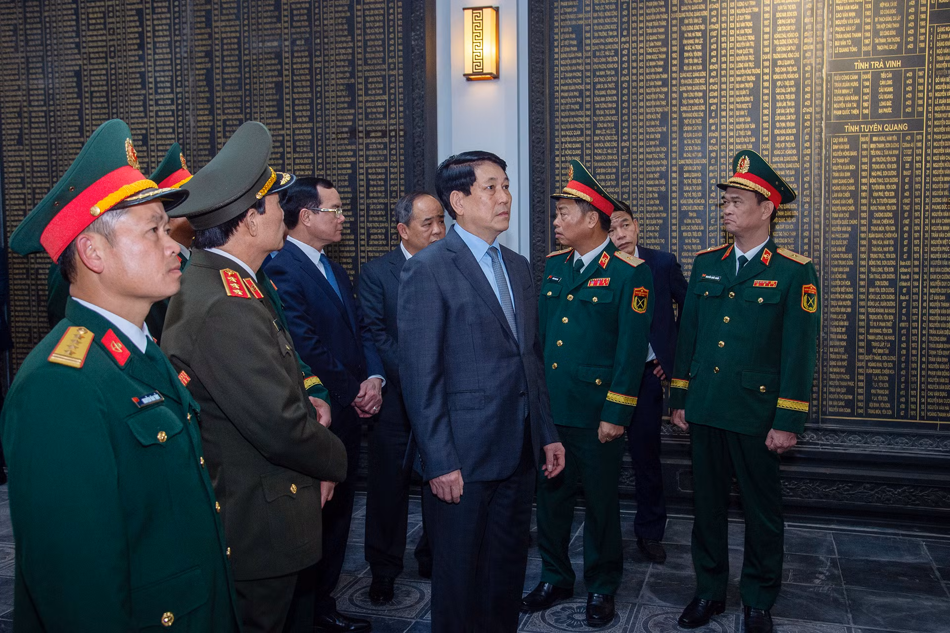 Chủ tịch nước Lương Cường và các đại biểu tại Nhà tưởng niệm các Anh hùng liệt sĩ Bộ đội Đặc công.