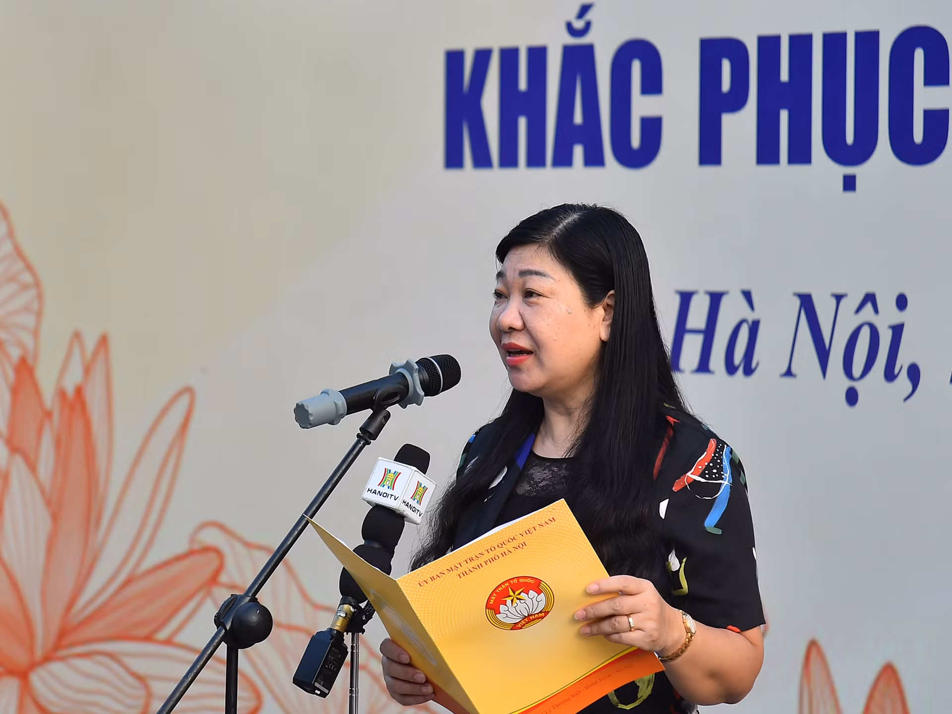 Chủ tịch Ủy ban Mặt trận Tổ quốc Việt Nam Việt Nam thành phố Hà Nội Nguyễn Lan Hương phát động phong trào tổng vệ sinh toàn thành phố tại buổi lễ.