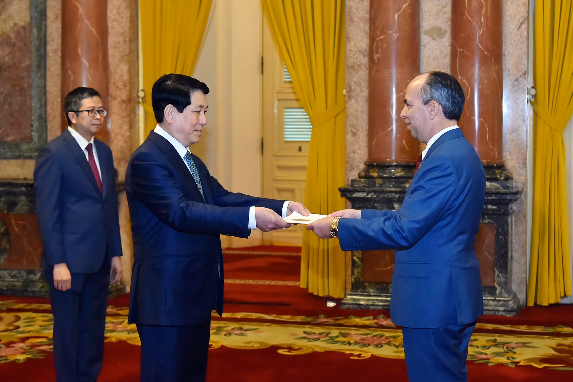 Đại sứ Cuba tại Việt Nam Rogelio Polanco Fuentes trình Quốc thư lên Chủ tịch nước Lương Cường. Đại sứ Cuba tại Việt Nam Rogelio Polanco Fuentes trình Quốc thư lên Chủ tịch nước Lương Cường.