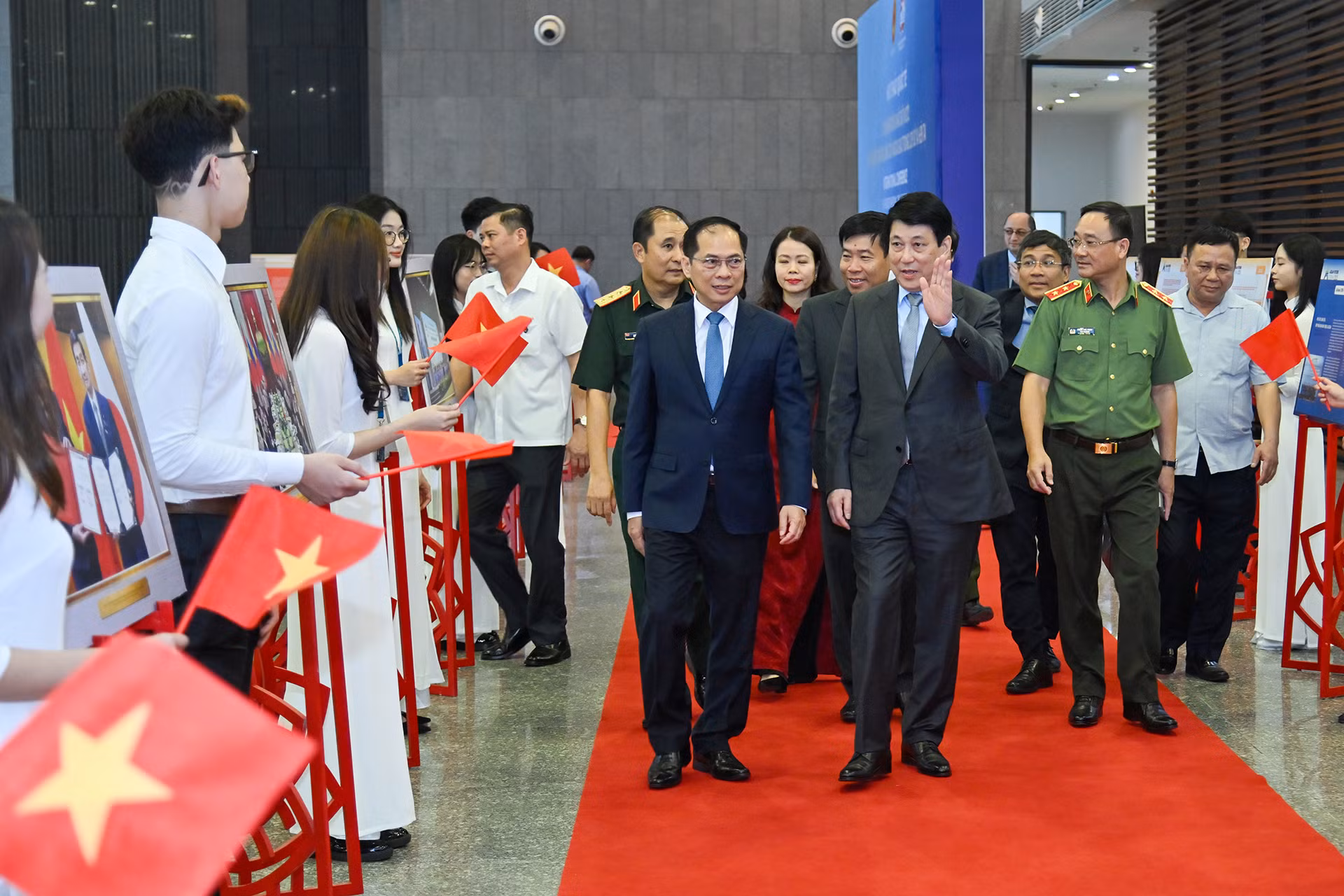 Chủ tịch nước Lương Cường cùng các đại biểu tới dự Hội thảo quốc tế với chủ đề “50 năm thống nhất đất nước: Vai trò kiến tạo của Ngoại giao trong lịch sử và hiện tại”.