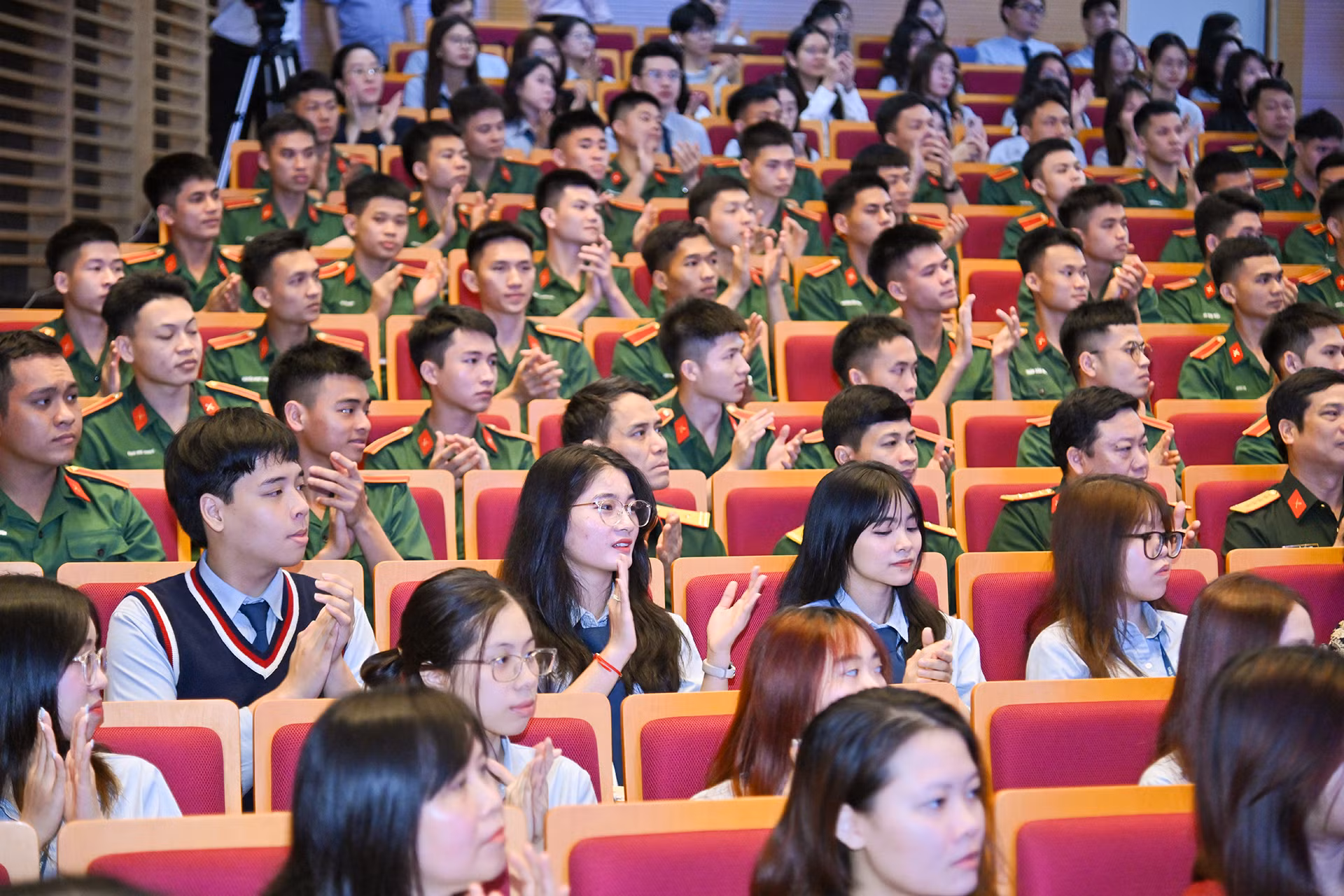 Hội thảo nhận được sự quan tâm của đông đảo các bạn trẻ Việt Nam.