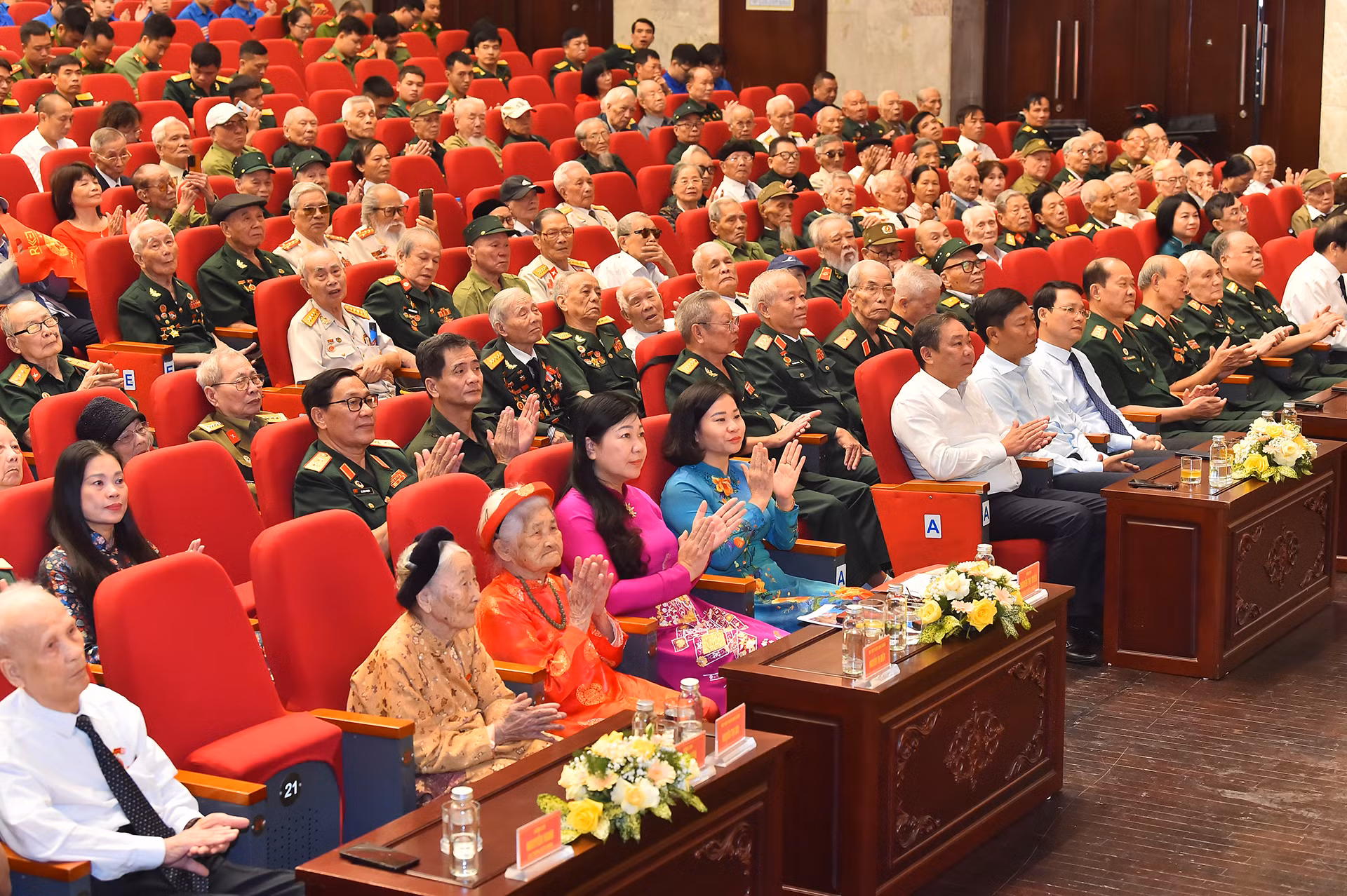 Các đại biểu tại buổi gặp mặt.