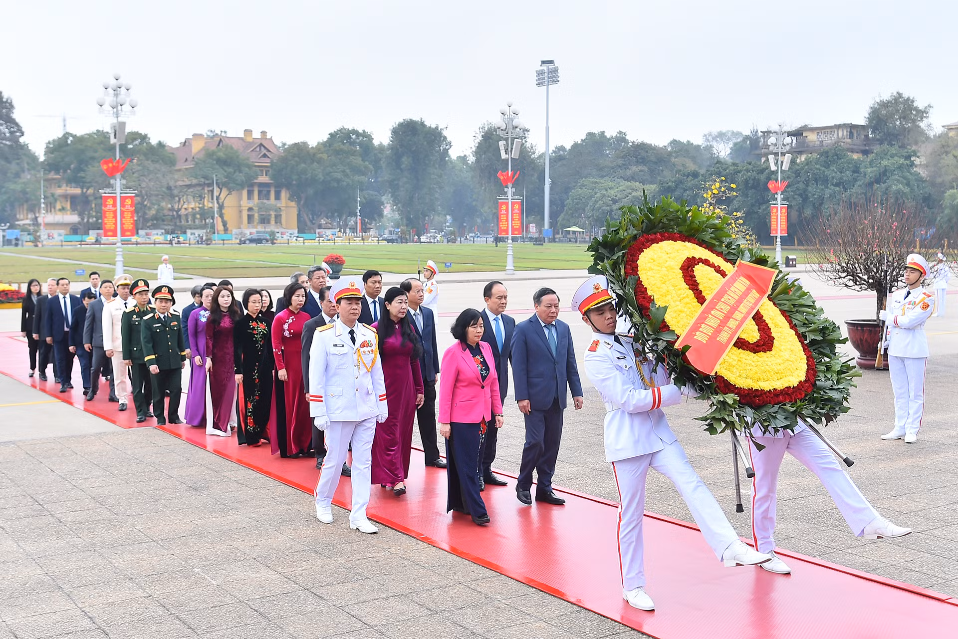 Đoàn đại biểu Thành ủy, Hội đồng nhân dân, Ủy ban nhân dân, Ủy ban Mặt trận Tổ quốc thành phố Hà Nội vào Lăng viếng Chủ tịch Hồ Chí Minh. Đoàn đại biểu Thành ủy, Hội đồng nhân dân, Ủy ban nhân dân, Ủy ban Mặt trận Tổ quốc thành phố Hà Nội vào Lăng viếng Chủ tịch Hồ Chí Minh.
