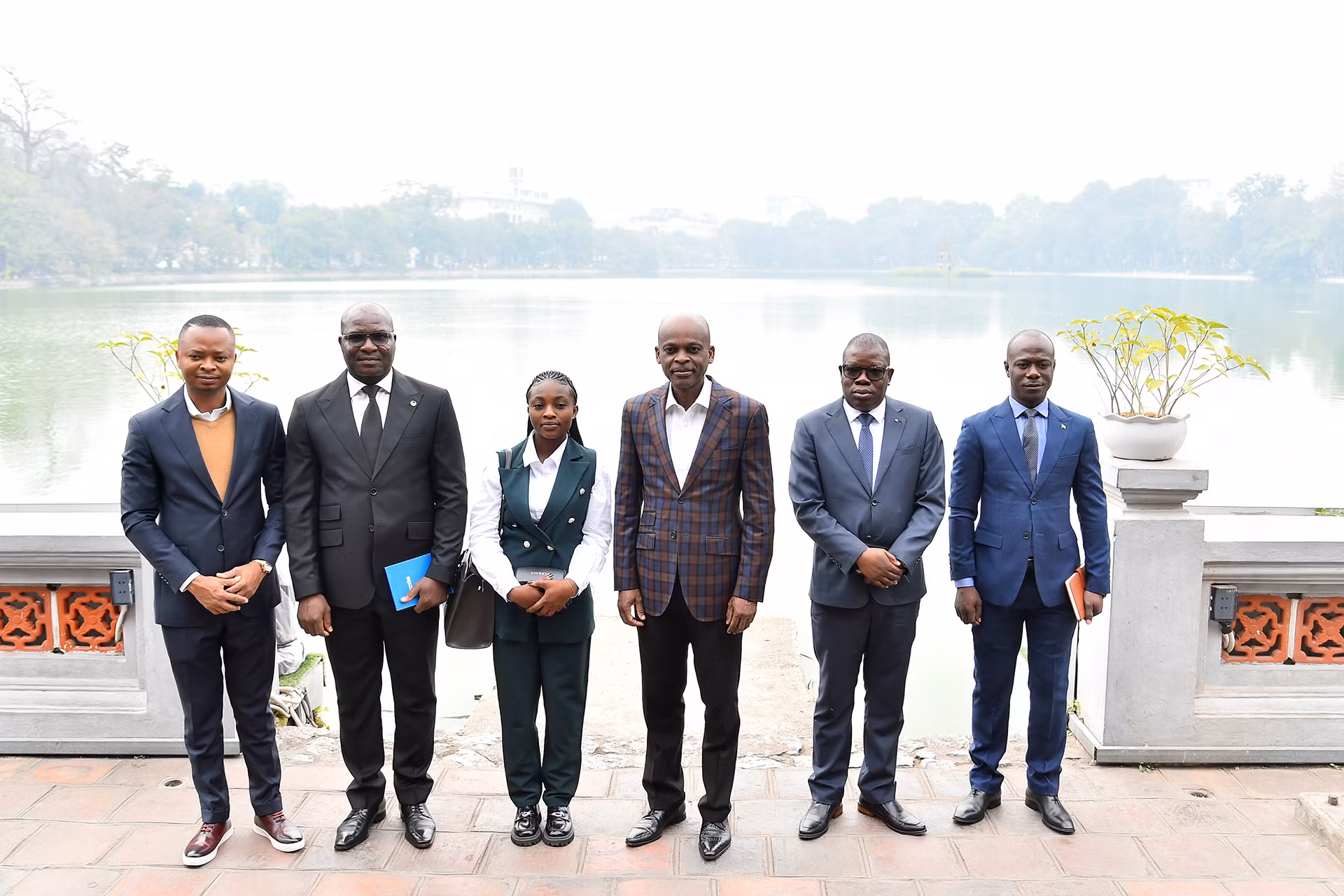 Bộ trưởng Ngoại giao Togo Robert Dussey cùng các thành viên trong đoàn tại Di tích Quốc gia đặc biệt đền Ngọc Sơn.