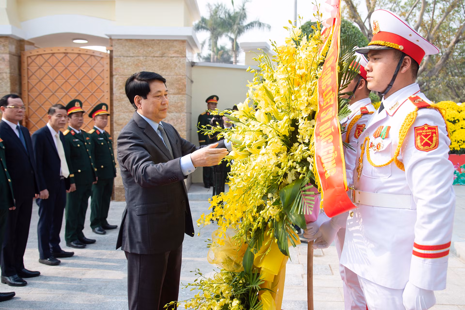 Chủ tịch nước Lương Cường dâng hoa tưởng niệm các Anh hùng liệt sĩ Bộ đội Đặc công.