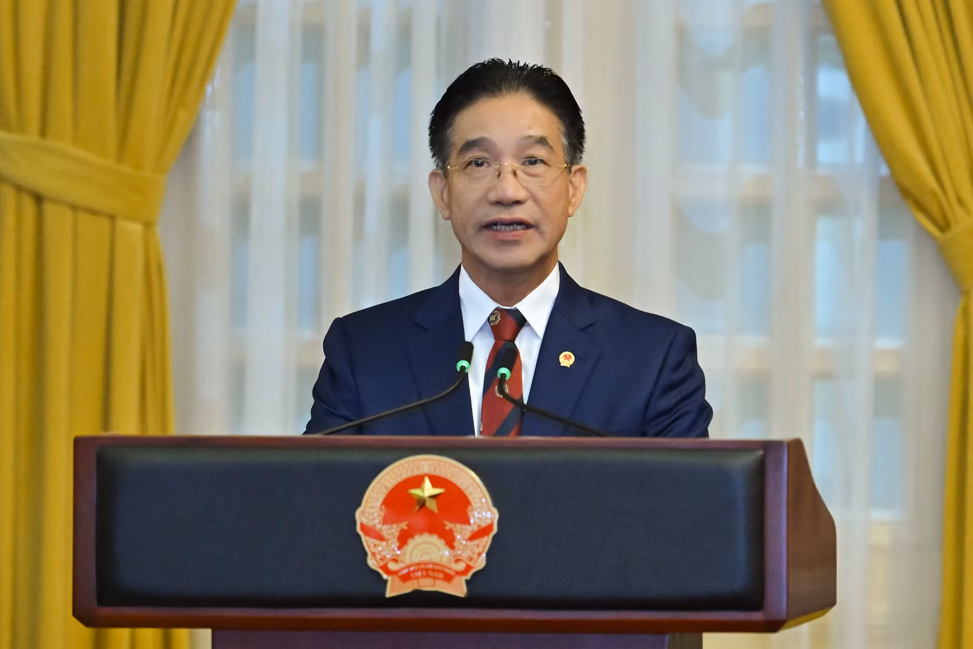 Phó Chủ nhiệm Văn phòng Chủ tịch nước Phạm Thanh Hà công bố quyết định của Chủ tịch nước bổ nhiệm chức vụ Phó Chủ nhiệm Văn phòng Chủ tịch nước đối với các đồng chí: Nguyễn Hoàng Anh, Cấn Đình Tài, Nguyễn Dũng Tiến. Phó Chủ nhiệm Văn phòng Chủ tịch nước Phạm Thanh Hà công bố quyết định của Chủ tịch nước bổ nhiệm chức vụ Phó Chủ nhiệm Văn phòng Chủ tịch nước đối với các đồng chí: Nguyễn Hoàng Anh, Cấn Đình Tài, Nguyễn Dũng Tiến.