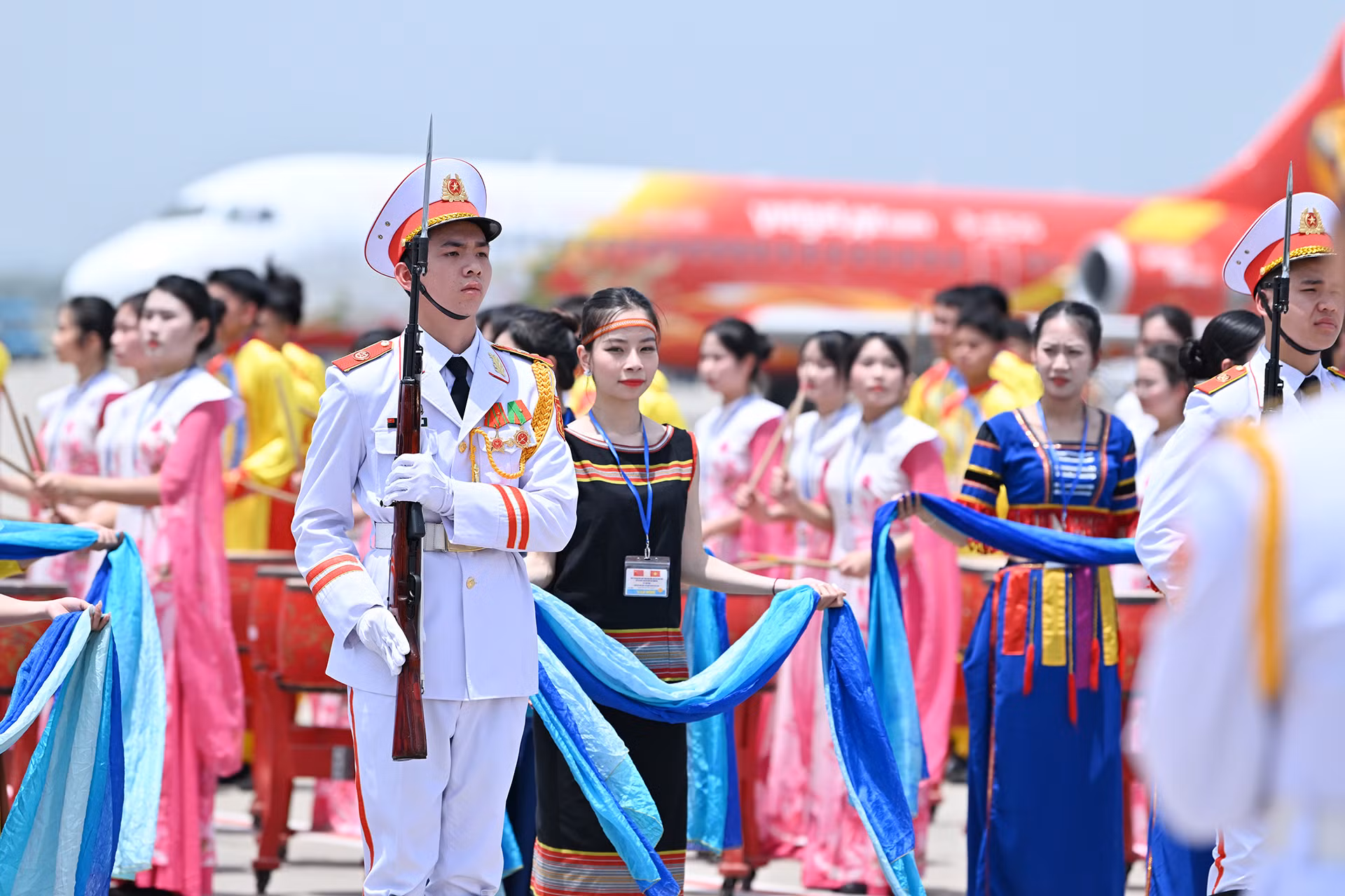 Chào đón Tổng Bí thư, Chủ tịch nước Tập Cận Bình và Đoàn đại biểu cấp cao Trung Quốc tại sân bay quốc tế Nội Bài có các tiết mục trống hội đặc sắc do các nghệ sĩ đoàn nghệ thuật trống hội biểu diễn cùng các tiết mục múa chào mừng của thiếu nữ trong trang phục đại diện cho các dân tộc Việt Nam.