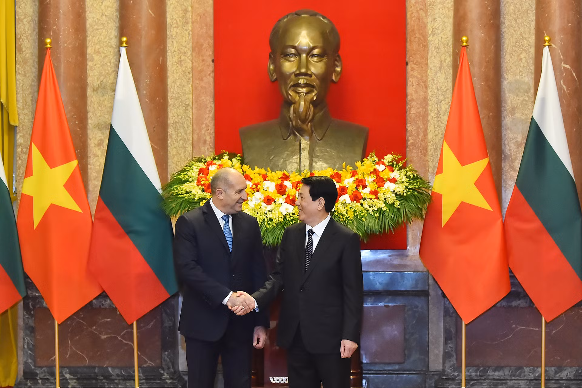 Tổng thống Rumen Radev là Nguyên thủ quốc gia đầu tiên được Chủ tịch nước Lương Cường tiếp đón chính thức tại Việt Nam kể từ khi nhậm chức; qua đó thể hiện sự coi trọng, quý mến và tình cảm tốt đẹp của Nhà nước và nhân dân Việt Nam luôn dành cho Bulgaria với tư cách là một nước bạn bè truyền thống, tin cậy, thủy chung và là một trong những đối tác quan trọng của Việt Nam ở khu vực Balkans. Tổng thống Rumen Radev là Nguyên thủ quốc gia đầu tiên được Chủ tịch nước Lương Cường tiếp đón chính thức tại Việt Nam kể từ khi nhậm chức; qua đó thể hiện sự coi trọng, quý mến và tình cảm tốt đẹp của Nhà nước và nhân dân Việt Nam luôn dành cho Bulgaria với tư cách là một nước bạn bè truyền thống, tin cậy, thủy chung và là một trong những đối tác quan trọng của Việt Nam ở khu vực Balkans.