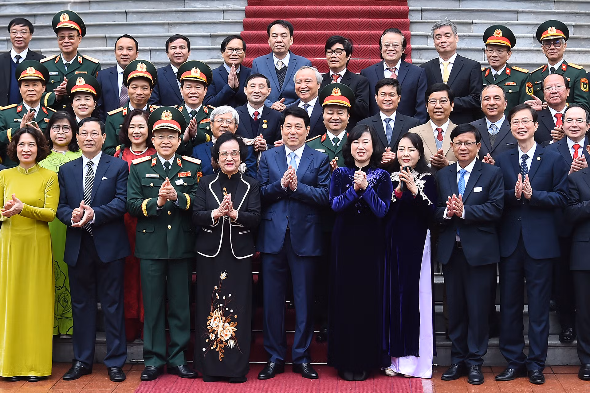Chủ tịch nước Lương Cường cùng các đại biểu và các cá nhân được trao Danh hiệu “Thầy thuốc Nhân dân” năm 2024. Chủ tịch nước Lương Cường cùng các đại biểu và các cá nhân được trao Danh hiệu “Thầy thuốc Nhân dân” năm 2024.
