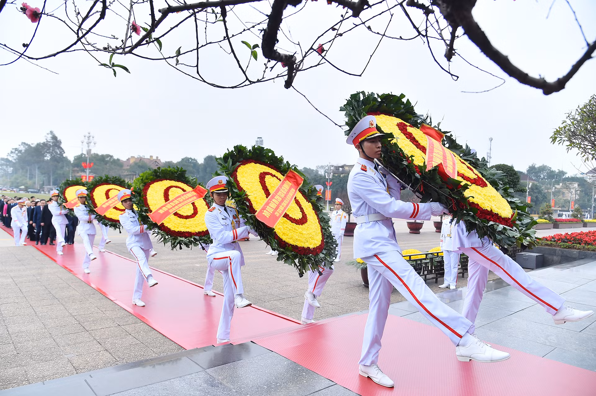 Vòng hoa của Ban Chấp hành Trung ương Đảng Cộng sản Việt Nam mang dòng chữ “Đời đời nhớ ơn Chủ tịch Hồ Chí Minh vĩ đại”. Vòng hoa của Ban Chấp hành Trung ương Đảng Cộng sản Việt Nam mang dòng chữ “Đời đời nhớ ơn Chủ tịch Hồ Chí Minh vĩ đại”.