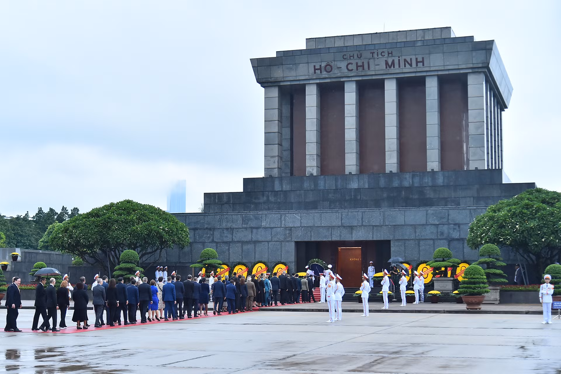 Quang cảnh lễ viếng Chủ tịch Hồ Chí Minh tại Quảng trường Ba Đình. Quang cảnh lễ viếng Chủ tịch Hồ Chí Minh tại Quảng trường Ba Đình.