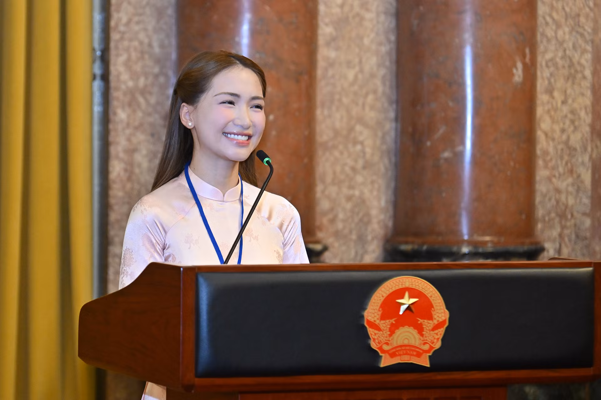 Ca sĩ Nguyễn Thị Hòa (Hòa Minzy) phát biểu tại buổi gặp mặt.