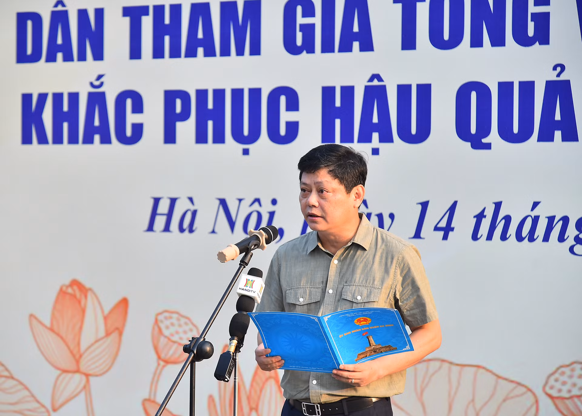 Chủ tịch Ủy ban nhân dân quận Ba Đình Tạ Nam Chiến phát biểu phân công nhiệm vụ các đơn vị tại lễ phát động.