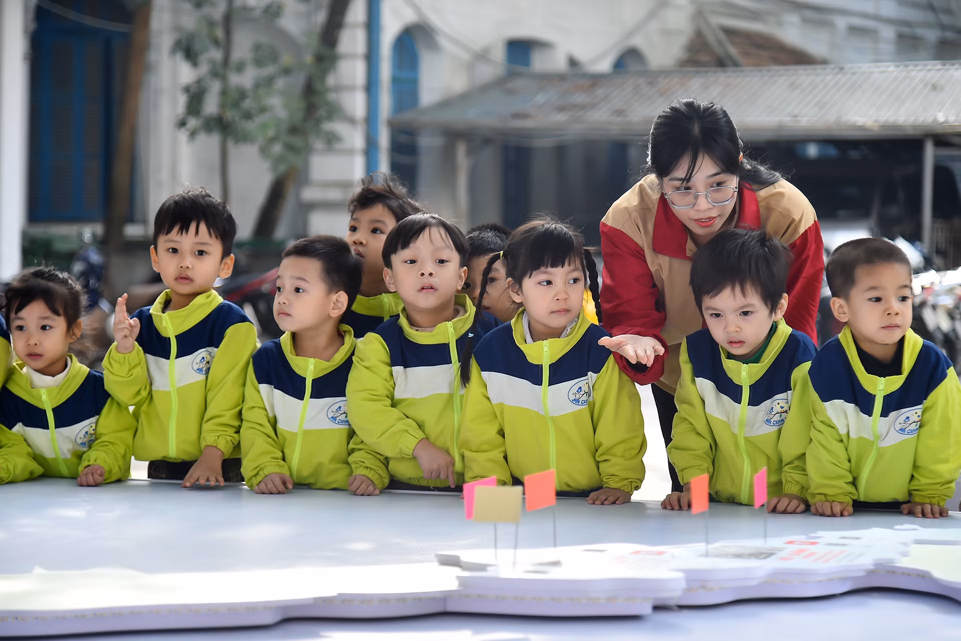 Cô và trò Trường mầm non Chim non (quận Hoàn Kiếm, Hà Nội) tham quan Triển lãm tương tác “Những trận đánh nổi tiếng, những vị tướng tài danh”. Cô và trò Trường mầm non Chim non (quận Hoàn Kiếm, Hà Nội) tham quan Triển lãm tương tác “Những trận đánh nổi tiếng, những vị tướng tài danh”.