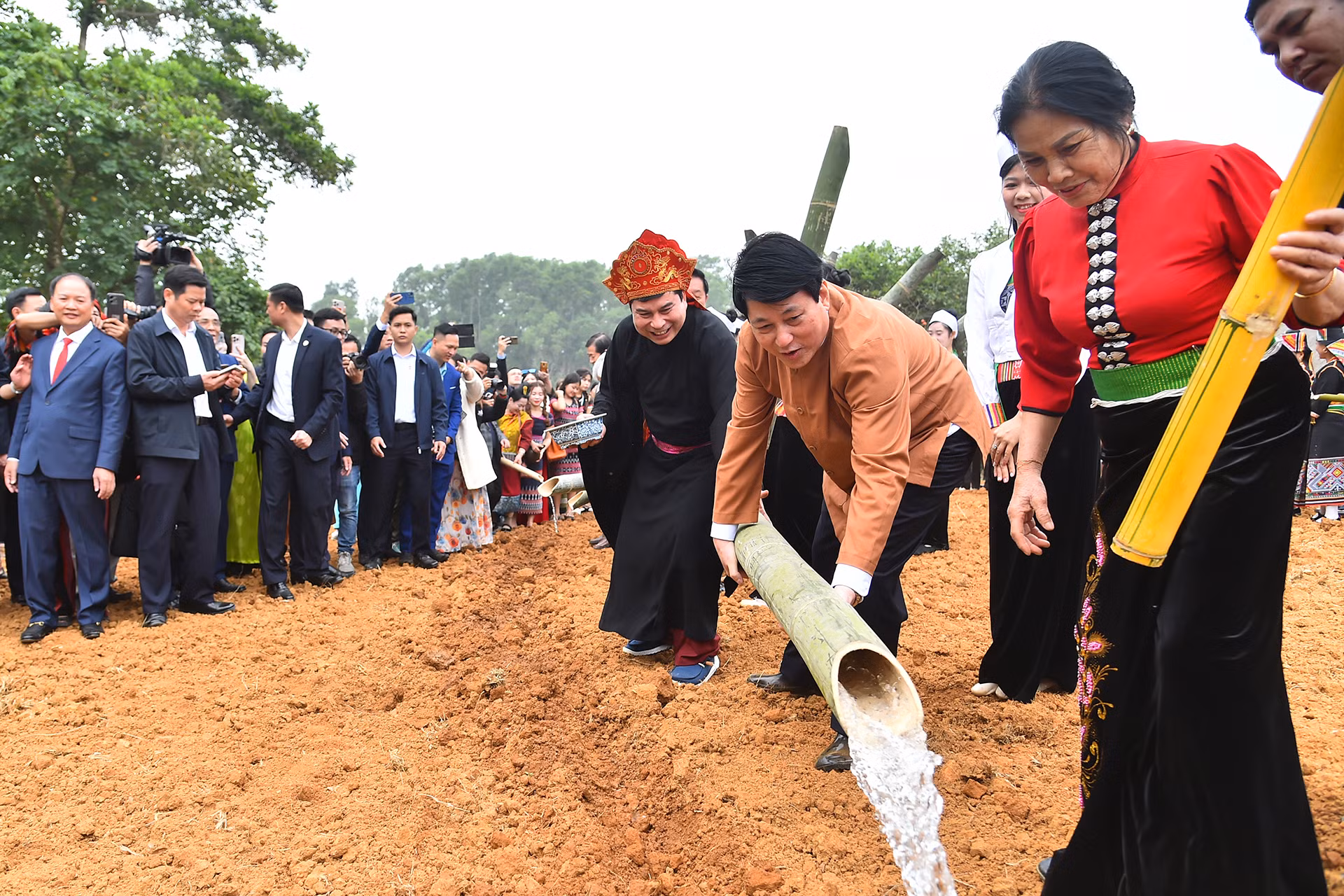 Chủ tịch nước Lương Cường thực hiện nghi thức tưới giọt nước đầu tiên xuống đường cày để cầu mùa màng tươi tốt, người dân mạnh khỏe, quốc thái dân an.