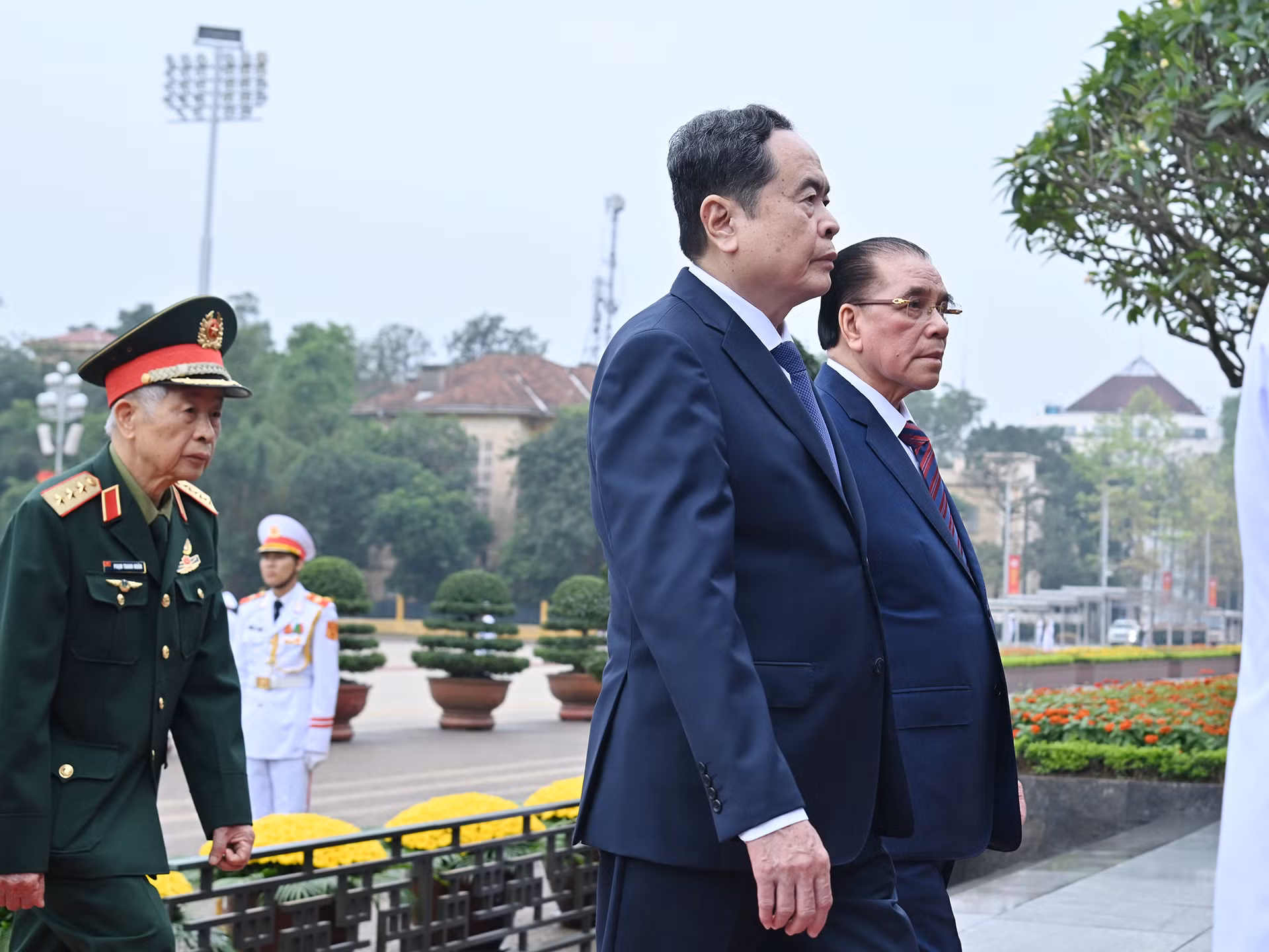 Nguyên Tổng Bí thư Nông Đức Mạnh, Chủ tịch Quốc hội Trần Thanh Mẫn vào Lăng viếng Chủ tịch Hồ Chí Minh. Nguyên Tổng Bí thư Nông Đức Mạnh, Chủ tịch Quốc hội Trần Thanh Mẫn vào Lăng viếng Chủ tịch Hồ Chí Minh.