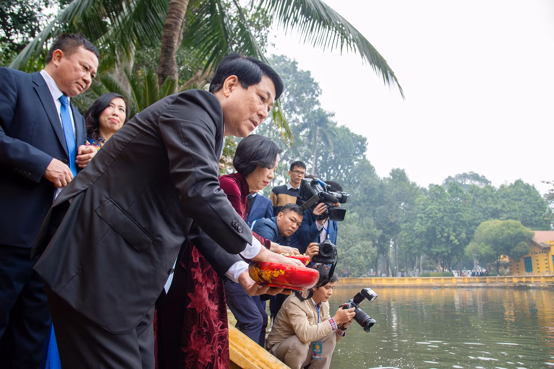 Chủ tịch nước Lương Cường và Phu nhân cho cá ăn tại Ao cá Bác Hồ trong Khu di tích Phủ Chủ tịch. Chủ tịch nước Lương Cường và Phu nhân cho cá ăn tại Ao cá Bác Hồ trong Khu di tích Phủ Chủ tịch.