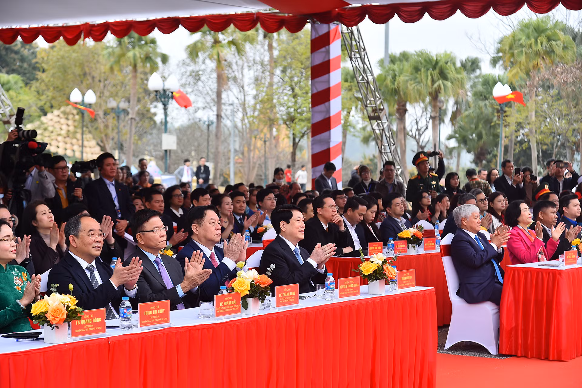 Chủ tịch nước Lương Cường cùng các đồng chí lãnh đạo Đảng, Nhà nước, đại biểu và đồng bào các dân tộc anh em tại Ngày hội "Sắc xuân trên mọi miền Tổ quốc".