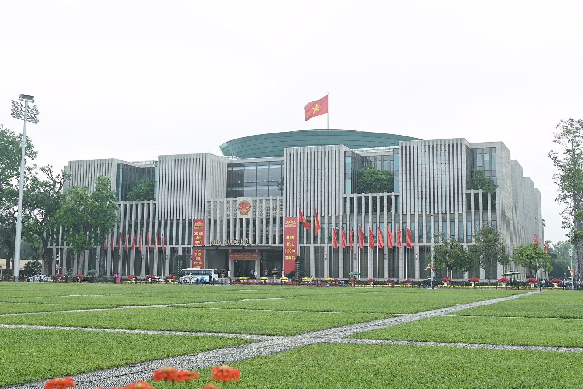 [Ảnh] Các đại biểu Quốc hội vào Lăng viếng Chủ tịch Hồ Chí Minh ảnh 11