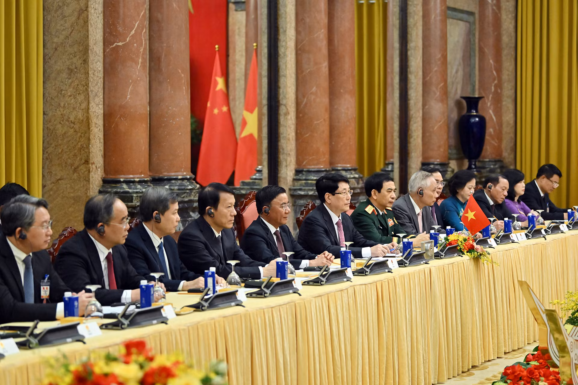 Chủ tịch nước Lương Cường cùng các đại biểu cấp cao Việt Nam tham dự hội đàm. Chủ tịch nước Lương Cường cùng các đại biểu cấp cao Việt Nam tham dự hội đàm.