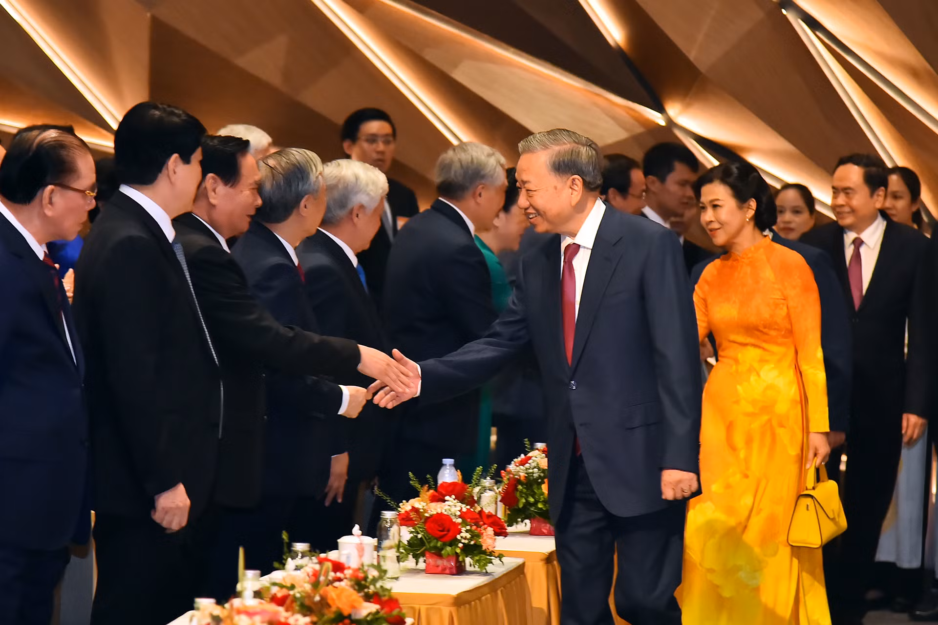 Tổng Bí thư, Chủ tịch nước Tô Lâm và Phu nhân Ngô Phương Ly với các đồng chí lãnh đạo, nguyên lãnh đạo Đảng, Nhà nước tại lễ kỷ niệm.