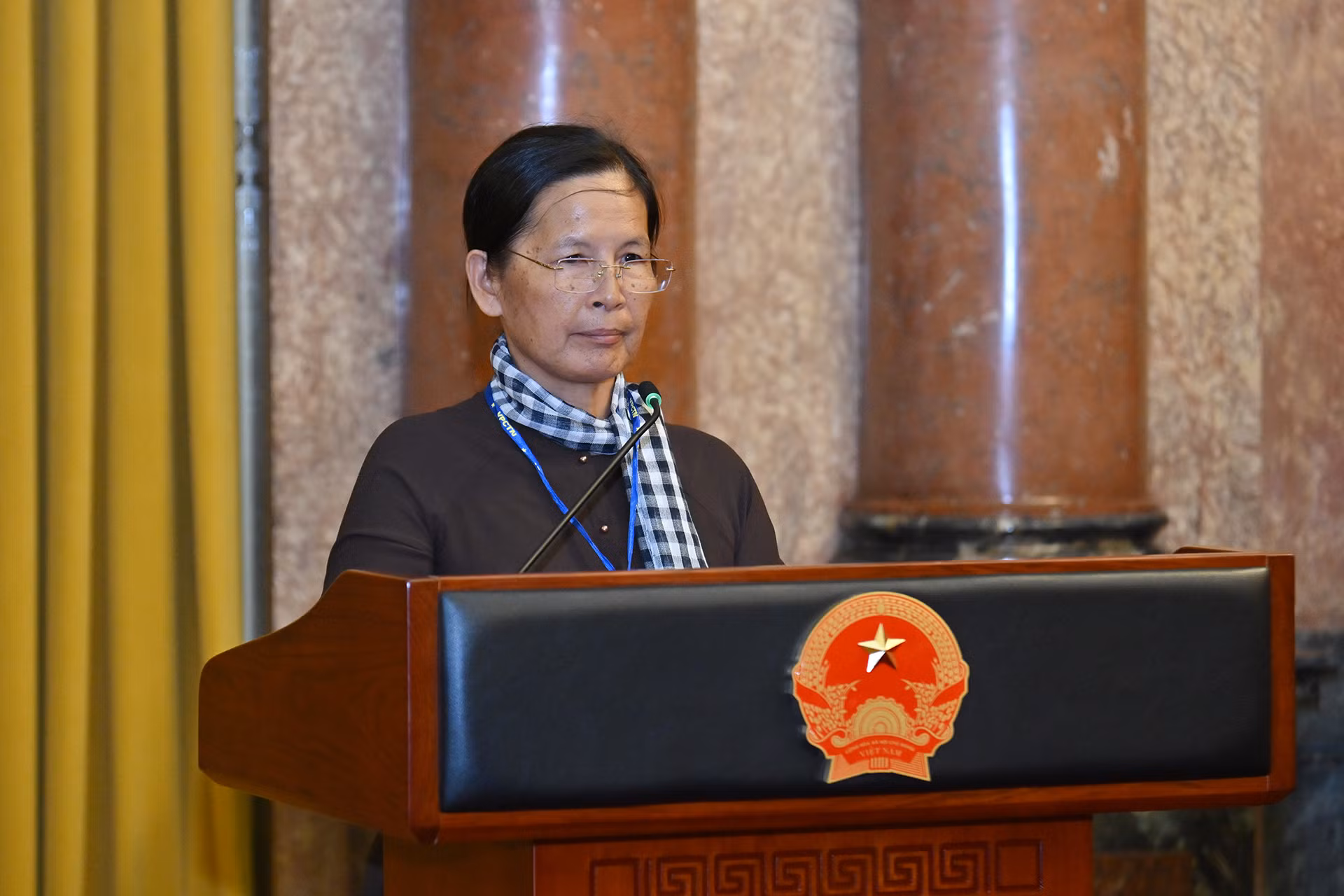 Bà Nguyễn Thị Hồng và chồng mở mái ấm cưu mang 102 cụ già neo đơn, bệnh tật, không nơi nương tựa phát biểu tại buổi gặp mặt.