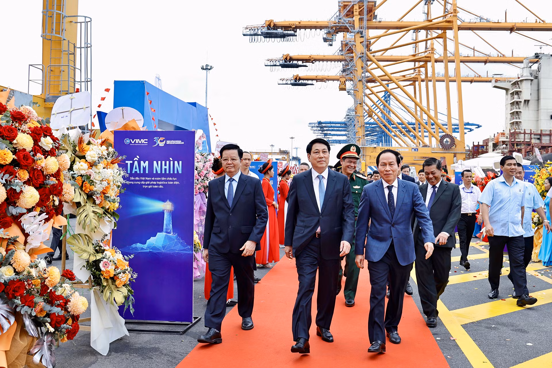 Chủ tịch nước Lương Cường cùng các đại biểu tới dự Lễ khánh thành bến cảng container quốc tế số 3 và 4 Lạch Huyện, Cảng Hải Phòng.