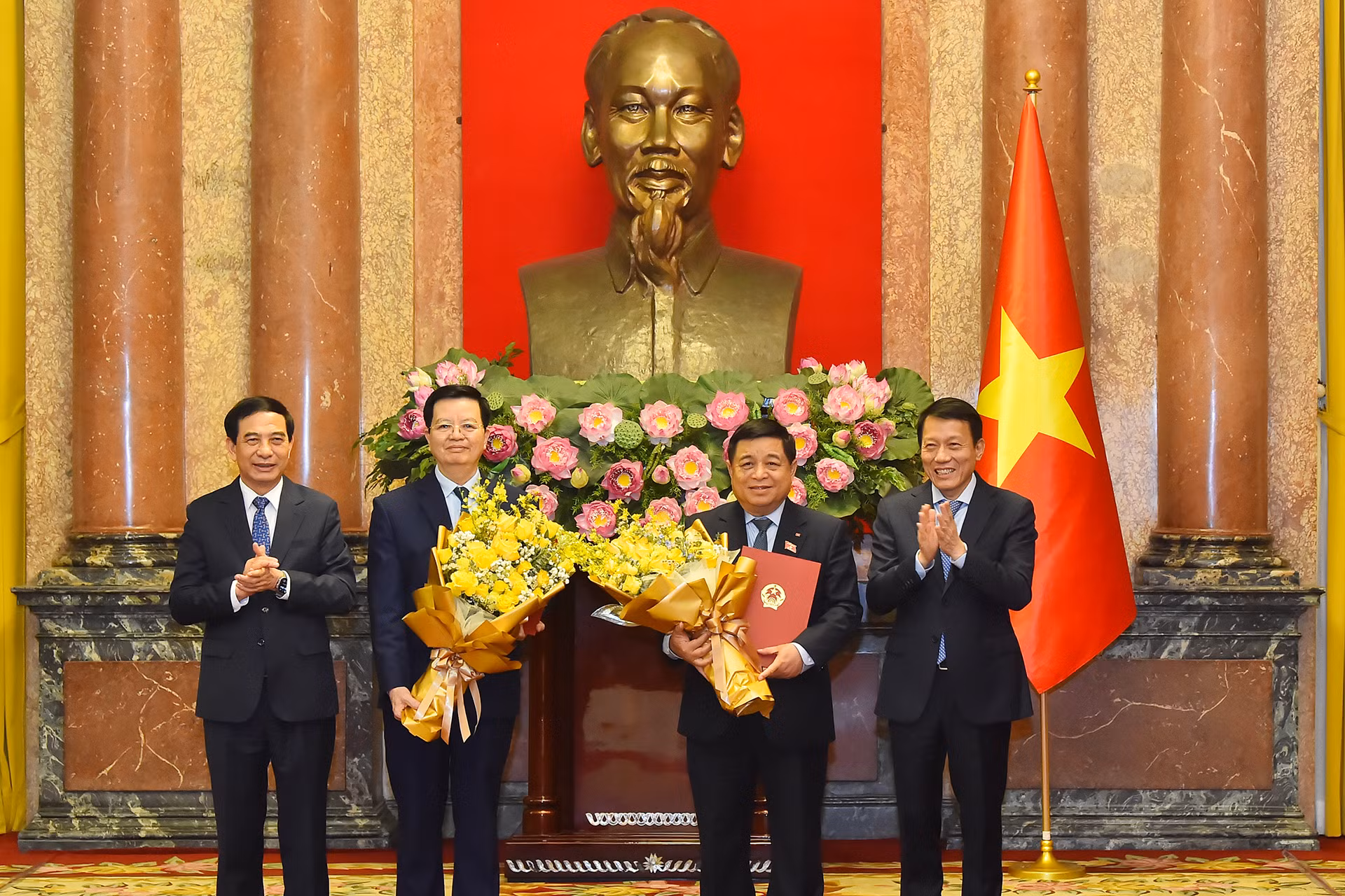 Bộ trưởng Quốc phòng Phan Văn Giang và Bộ trưởng Công an Lương Tam Quang chúc mừng các Phó Thủ tướng: Nguyễn Chí Dũng và Mai Văn Chính.