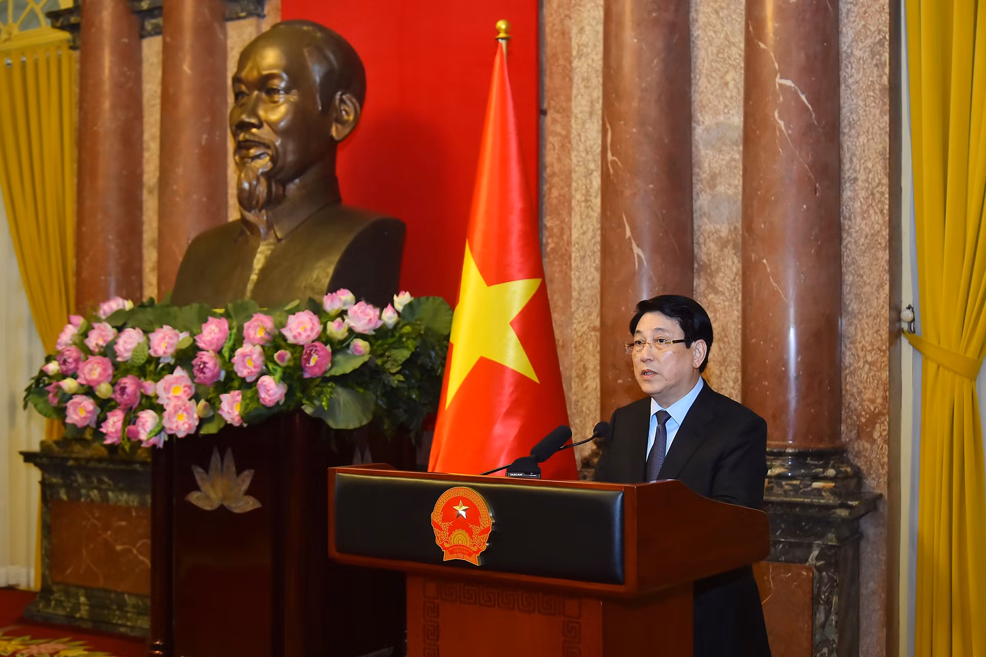 Chủ tịch nước Lương Cường phát biểu giao nhiệm vụ cho Thượng tướng Lê Quang Minh, Phó Chủ nhiệm Tổng cục Chính trị Quân đội nhân dân Việt Nam.