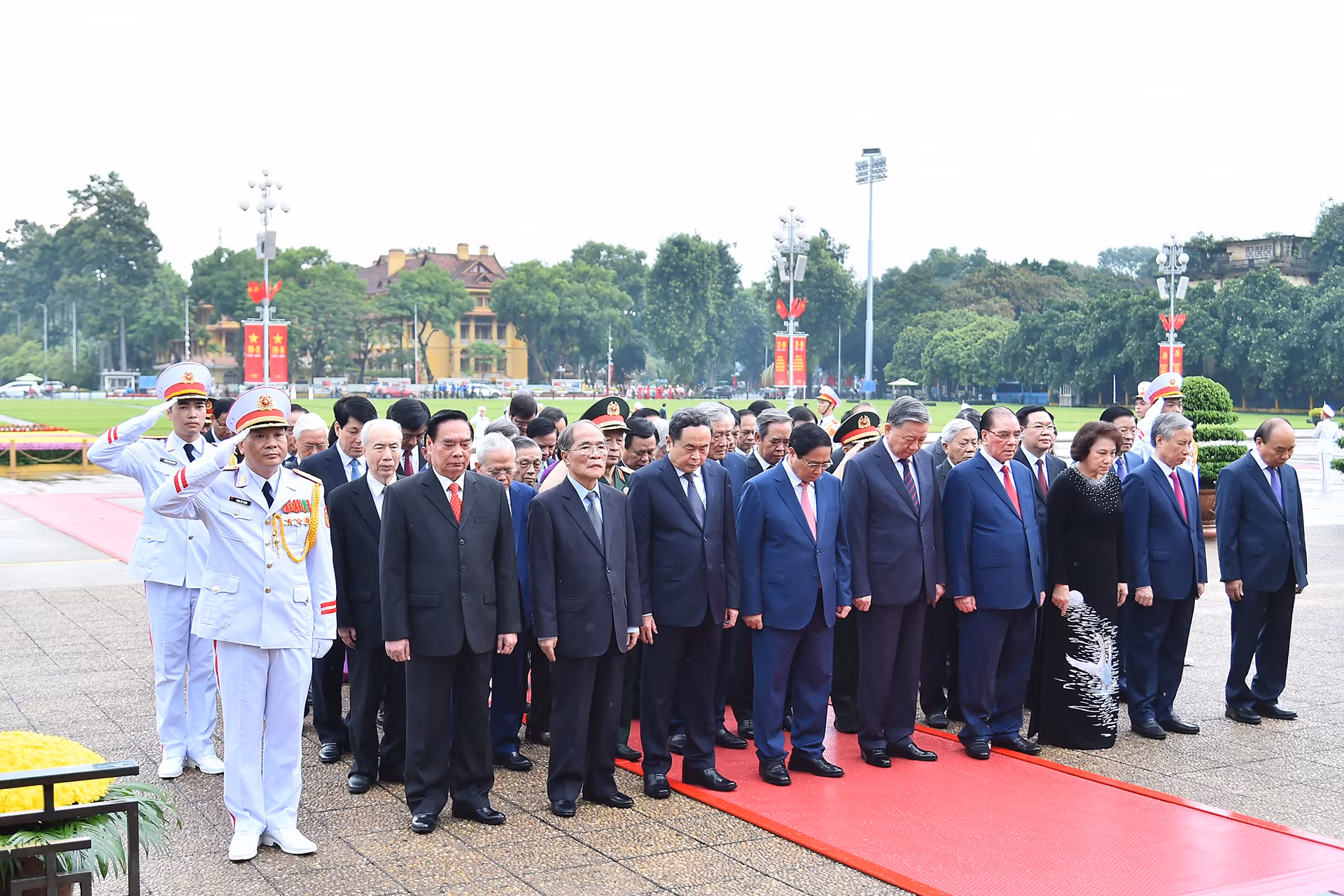 Các đồng chí lãnh đạo, nguyên lãnh đạo Đảng, Nhà nước thành kính tưởng nhớ Chủ tịch Hồ Chí Minh. Các đồng chí lãnh đạo, nguyên lãnh đạo Đảng, Nhà nước thành kính tưởng nhớ Chủ tịch Hồ Chí Minh.