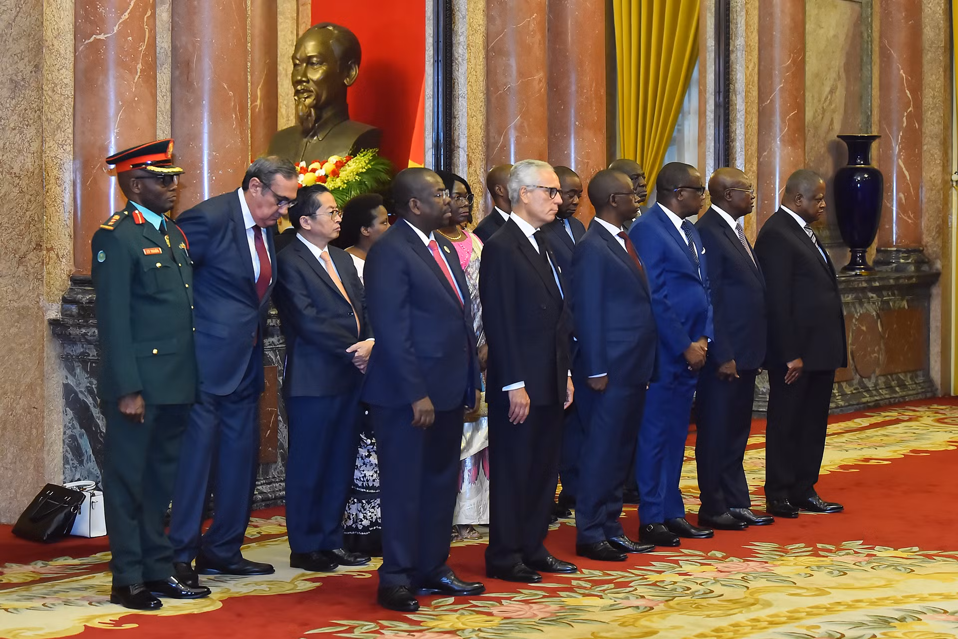 Đại sứ kiêm nhiệm của các nước: Cộng hòa Liberia, Cộng hòa Dân chủ Congo, Cộng hòa Congo, Cộng hòa Burundi, Cộng hòa Bồ Đào Nha, Cộng hòa Thống nhất Tanzania cùng các đại biểu tháp tùng tại buổi tiếp.