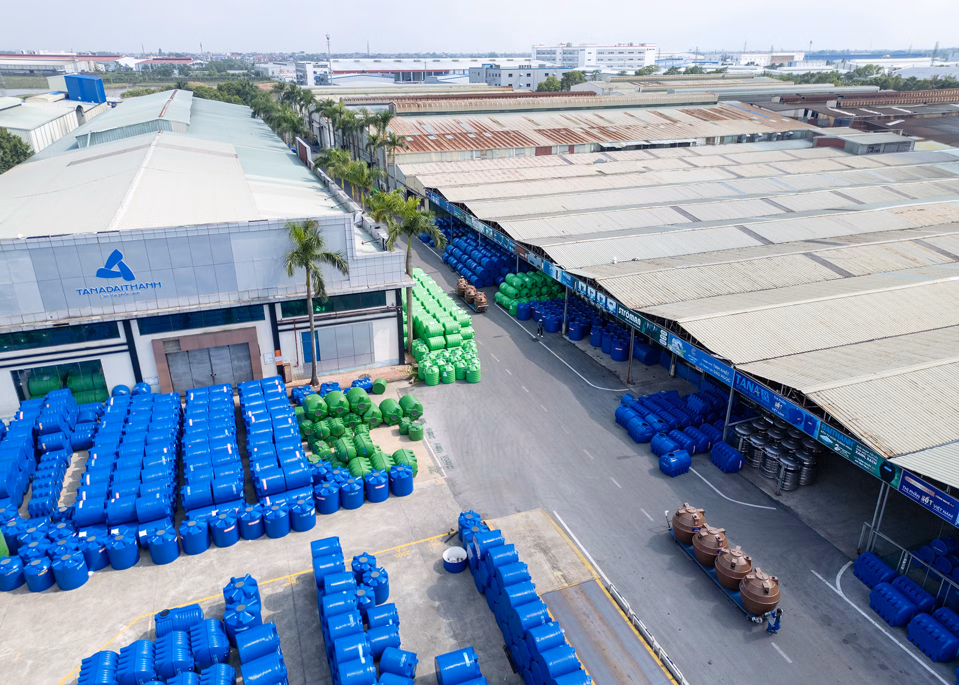 Sau hơn 30 năm tích lũy về năng lực nghiên cứu, sản xuất cùng nguồn lực tài chính vững chắc, Tân Á Đại Thành như một con tàu lớn tiếp tục vươn khơi với tấm bản đồ chiến lược Cộng hưởng giá trị - Lan tỏa phồn vinh với 4 dòng sản phẩm chiếm thị phần số 1 Việt Nam gồm: bồn inox, bồn nhựa, bình nước nóng và máy nước nóng năng lượng mặt trời.