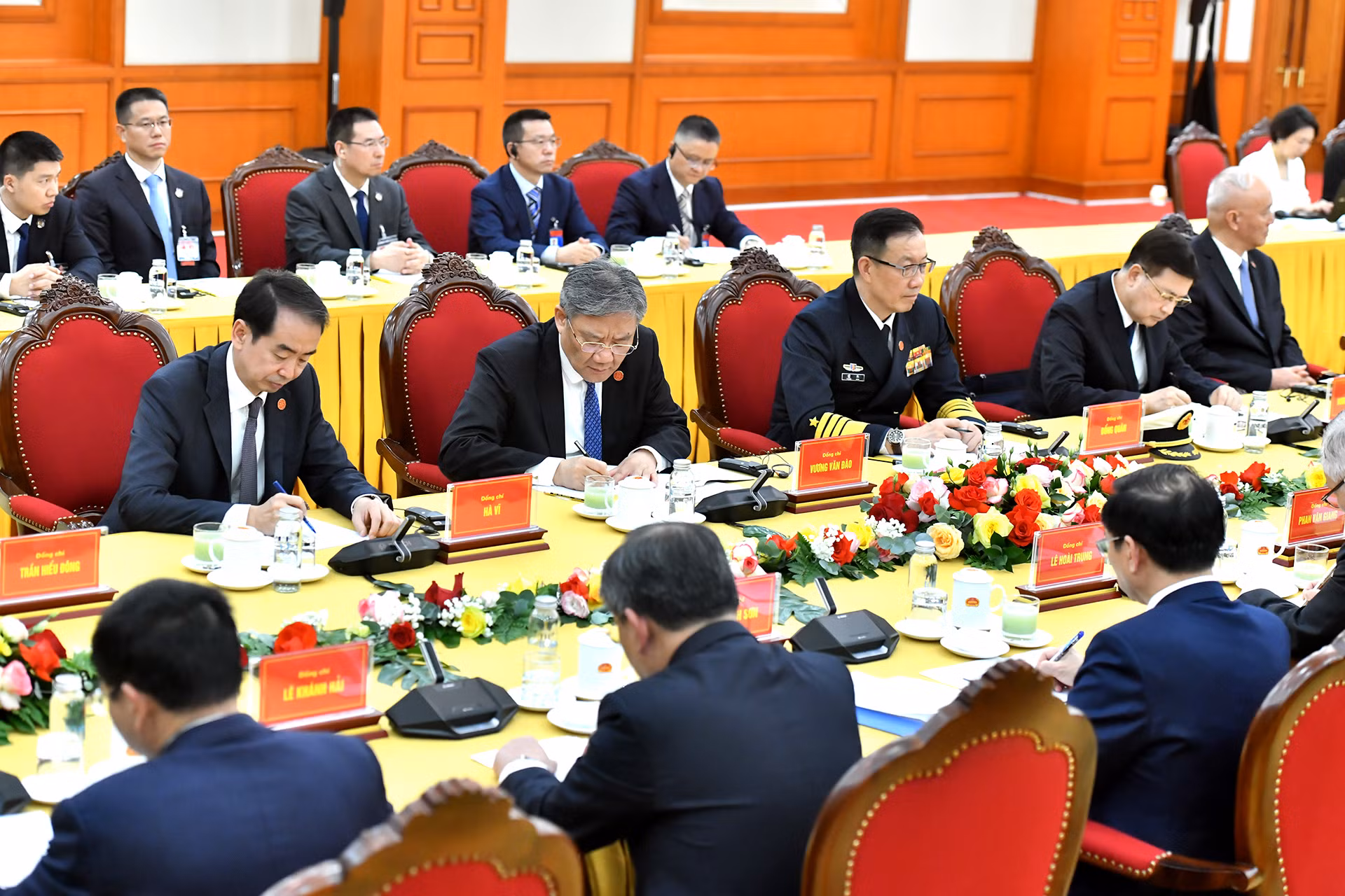 Các đồng chí đại biểu cấp cao tháp tùng Tổng Bí thư, Chủ tịch Trung Quốc Tập Cận Bình tại hội đàm.