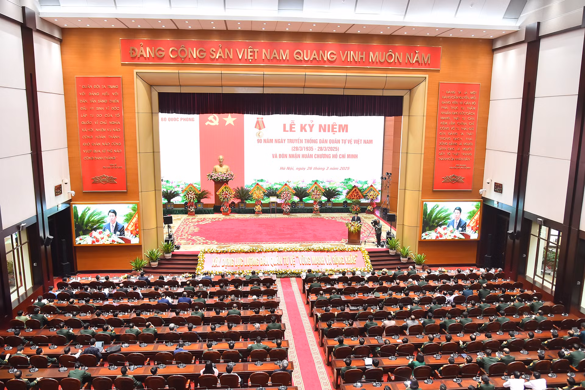 Quang cảnh Lễ kỷ niệm 90 năm Ngày truyền thống dân quân tự vệ Việt Nam (28/3/1935-28/3/2025) và đón nhận Huân chương Hồ Chí Minh.