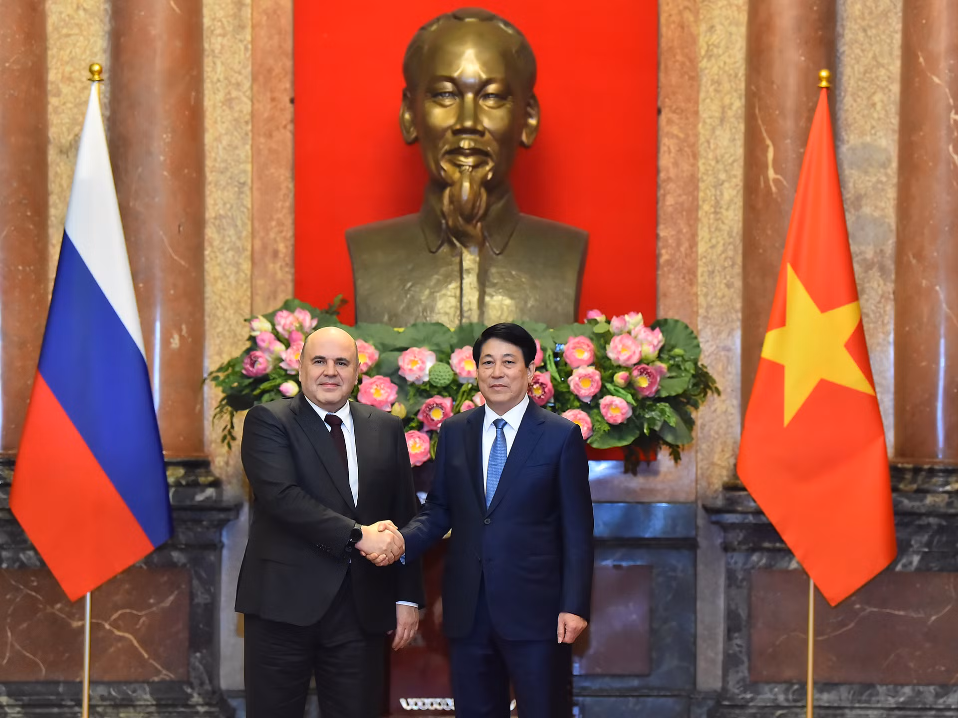 Chủ tịch nước Lương Cường và Thủ tướng Liên bang Nga Mikhail Vladimirovich Mishustin tại buổi tiếp. Chủ tịch nước Lương Cường và Thủ tướng Liên bang Nga Mikhail Vladimirovich Mishustin tại buổi tiếp.