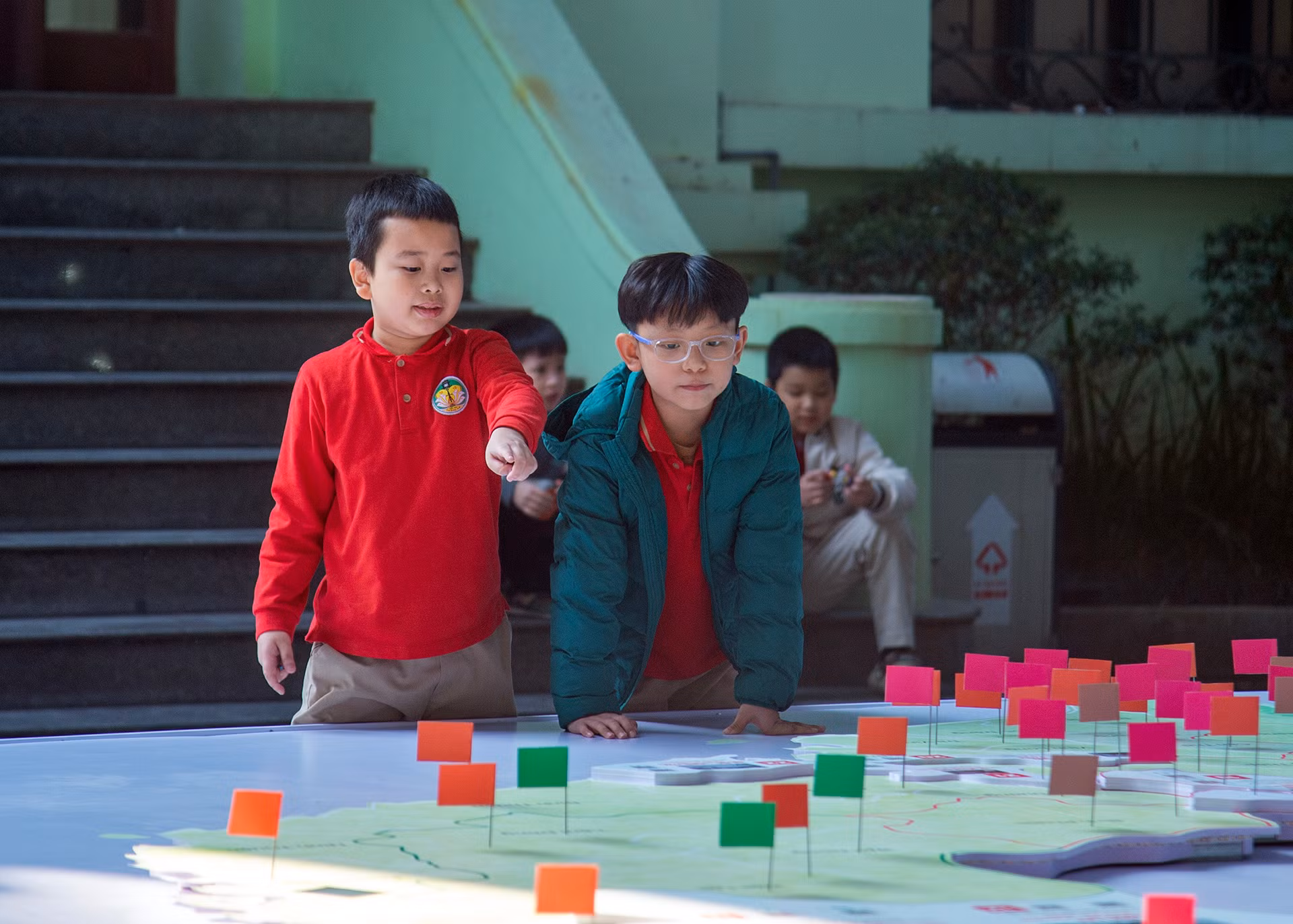 Thông qua bản đồ trực quan, âm thanh, tư liệu được trình bày khoa học, các em học sinh lớp 3B đã có trải nghiệm thú vị tại triển lãm, từ đó nắm bắt dễ dàng thông tin các trận đánh nổi tiếng, có tính bước ngoặt như: Chiến dịch Việt Bắc (1947), Chiến dịch Điện Biên Phủ (1954), Chiến dịch Tây Nguyên (1975), Chiến dịch Hồ Chí Minh (1975),... Thông qua bản đồ trực quan, âm thanh, tư liệu được trình bày khoa học, các em học sinh lớp 3B đã có trải nghiệm thú vị tại triển lãm, từ đó nắm bắt dễ dàng thông tin các trận đánh nổi tiếng, có tính bước ngoặt như: Chiến dịch Việt Bắc (1947), Chiến dịch Điện Biên Phủ (1954), Chiến dịch Tây Nguyên (1975), Chiến dịch Hồ Chí Minh (1975),...