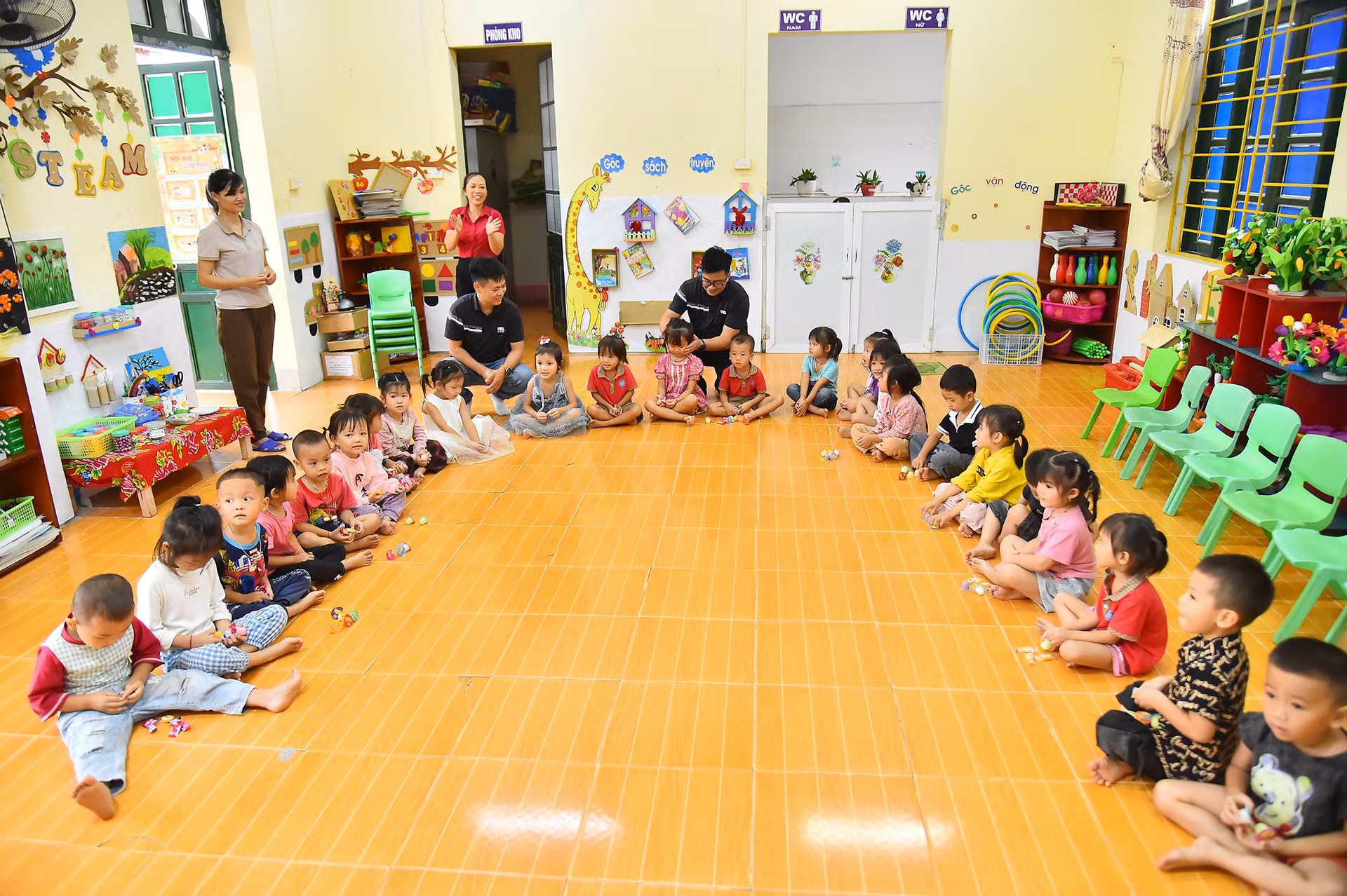 Hoạt động từ thiện trao quà tặng cô và trò Trường mầm non Hợp Thành mang đến những đóng góp thiết thực, hiệu quả trong việc tái thiết của nhà trường sau ảnh hưởng của hoàn lưu bão số 3 gây ra.