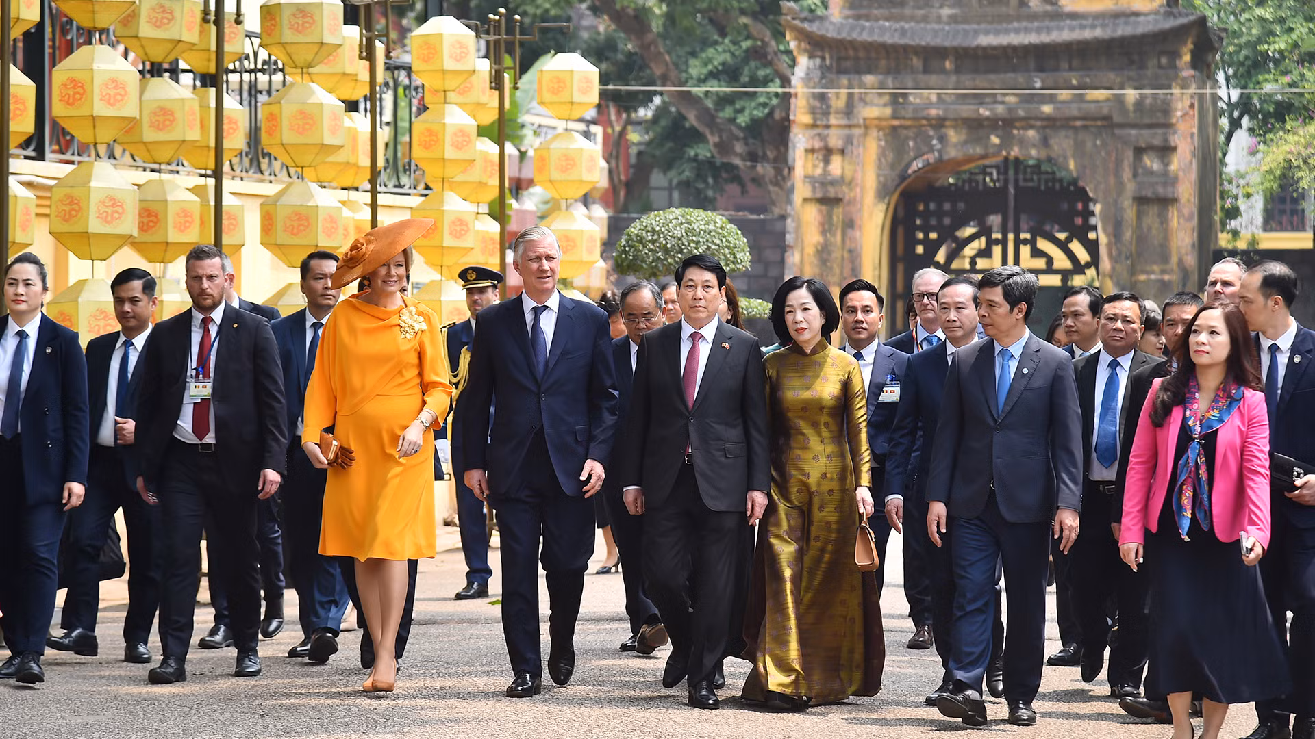 Chủ tịch nước Lương Cường và Phu nhân cùng Nhà vua Vương quốc Bỉ Philippe và Hoàng hậu thăm Hoàng thành Thăng Long.