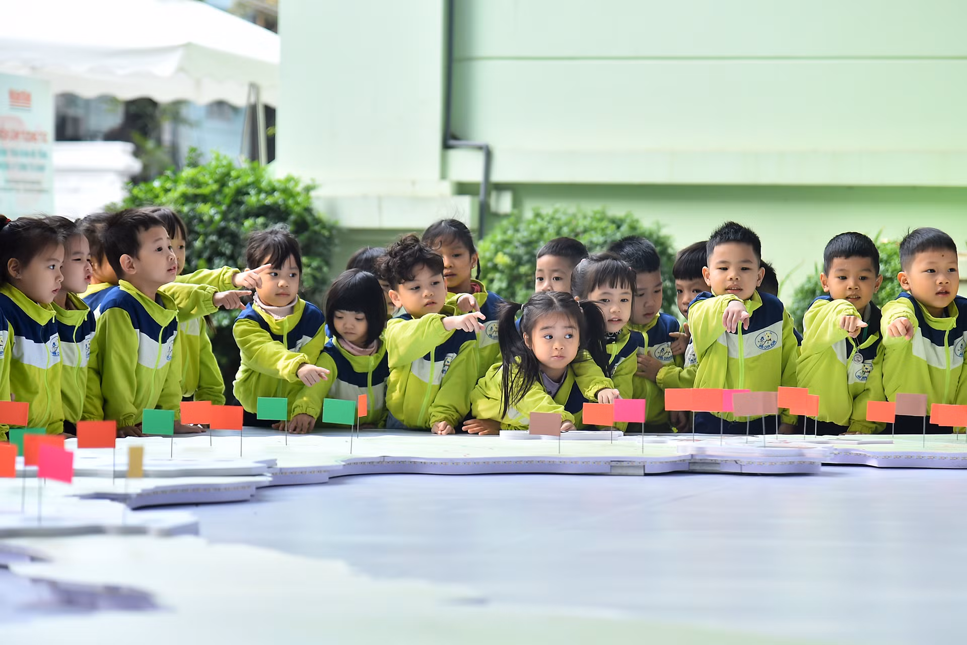 Các em nhỏ thích thú với trưng bày trực quan sơ đồ những trận đánh nổi tiếng của Quân đội Nhân dân Việt Nam. Các em nhỏ thích thú với trưng bày trực quan sơ đồ những trận đánh nổi tiếng của Quân đội Nhân dân Việt Nam.