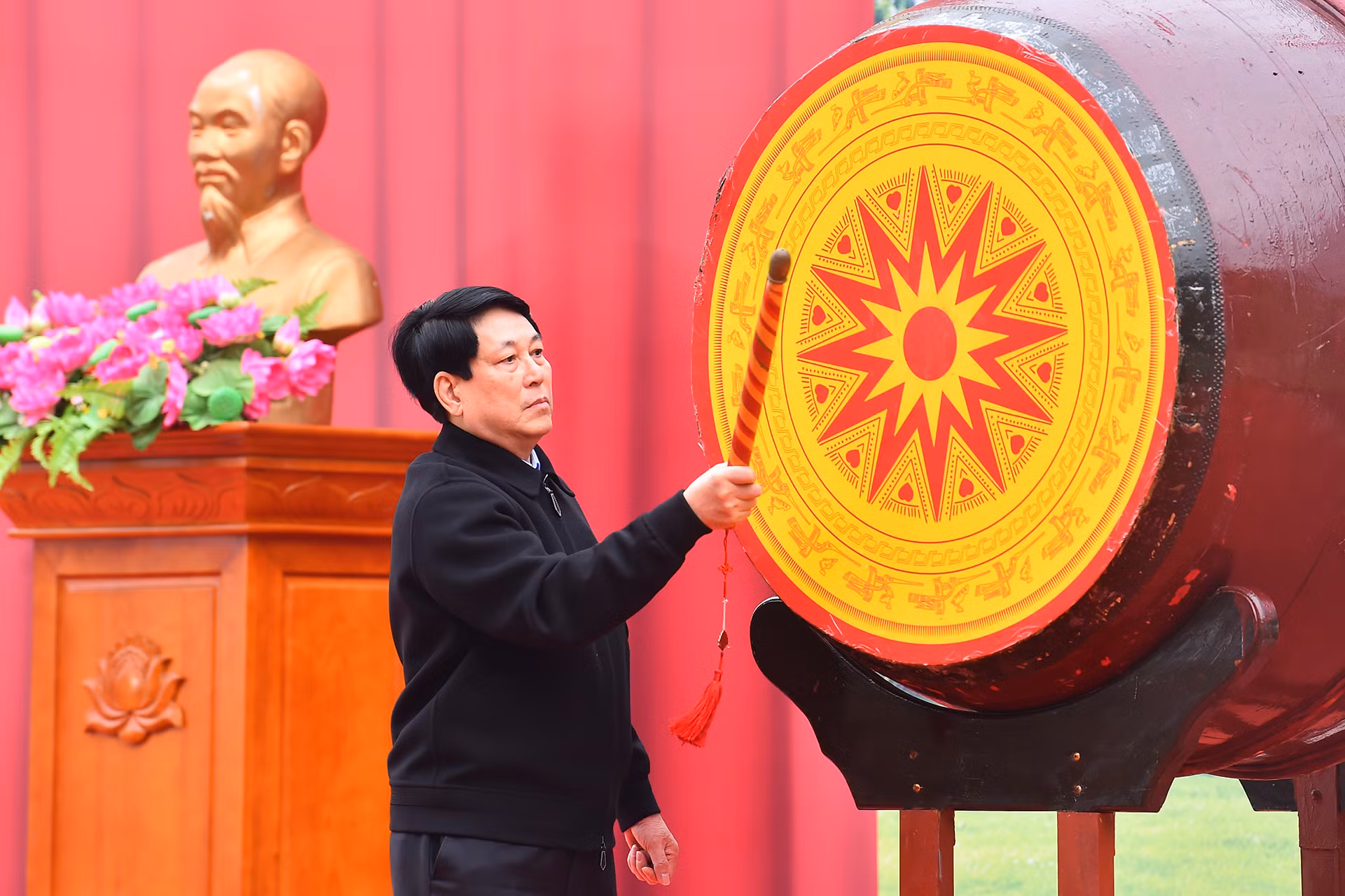 Chủ tịch nước Lương Cường đánh trống phát động “Tết trồng cây Đời đời nhớ ơn Bác Hồ” Xuân Ất Tỵ.