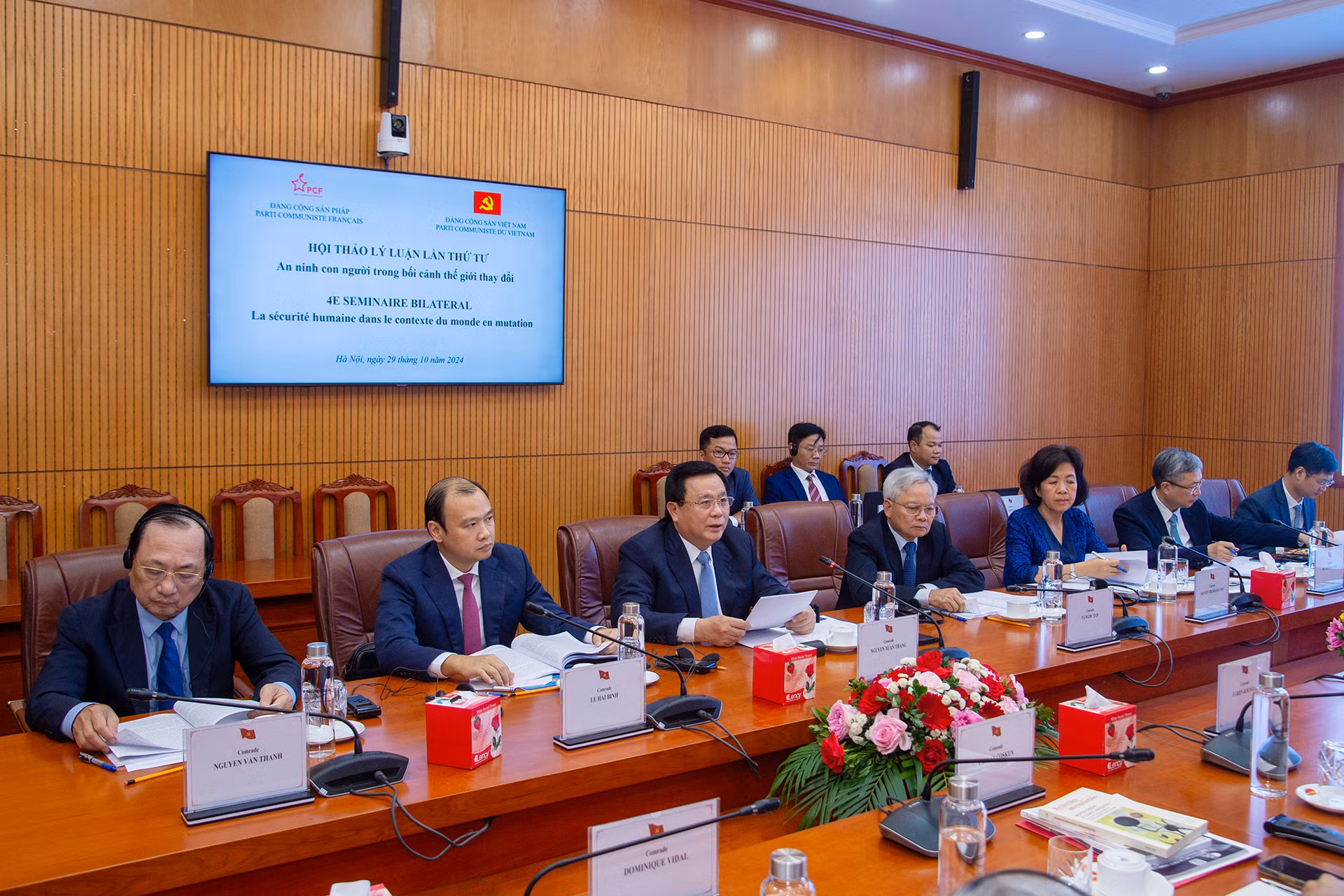 Chủ tịch Hội đồng Lý luận Trung ương Nguyễn Xuân Thắng cùng các thành viên đoàn Việt Nam tham dự hội thảo.