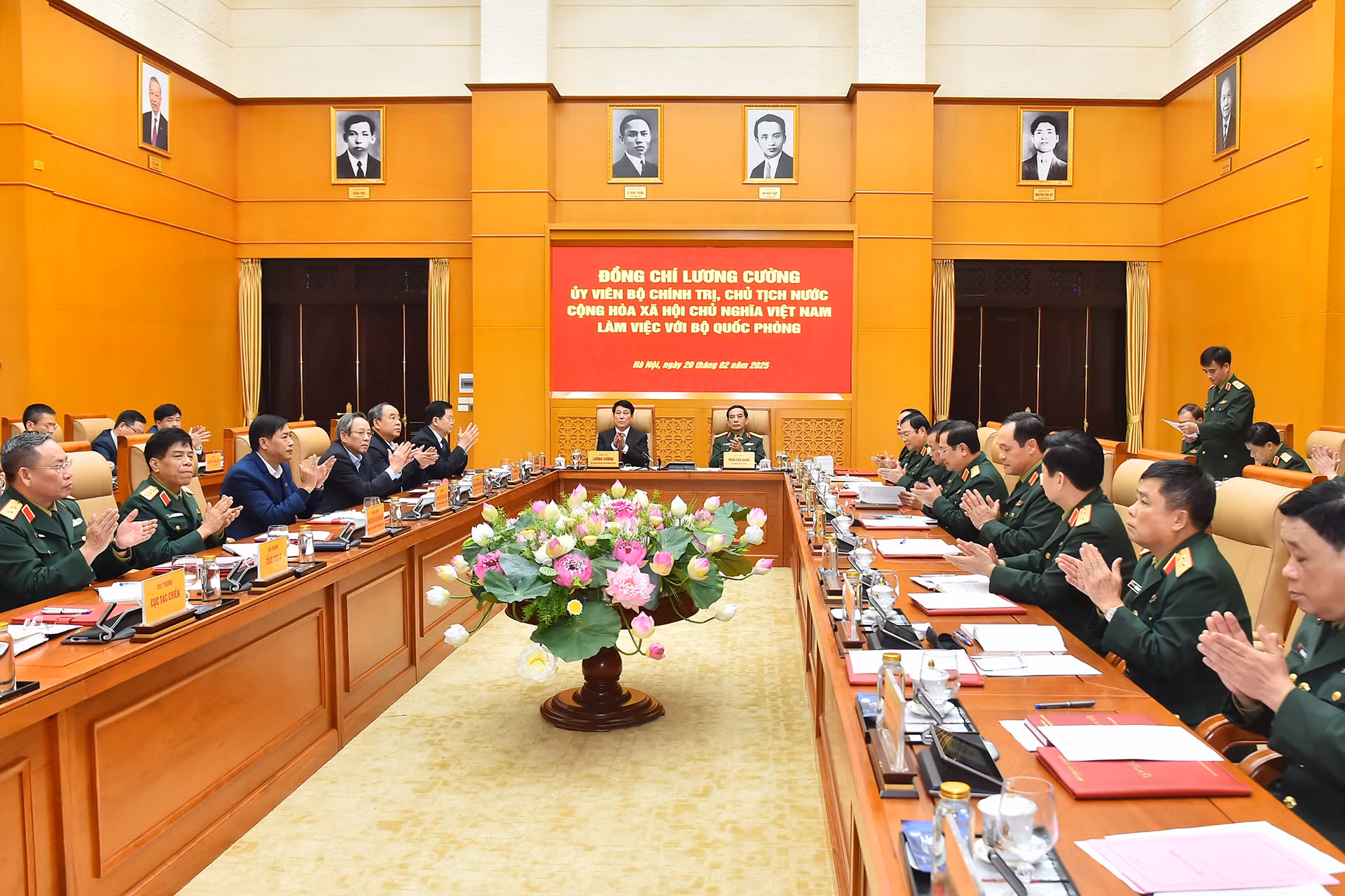 Quang cảnh buổi làm việc của Chủ tịch nước Lương Cường với Bộ Quốc phòng.
