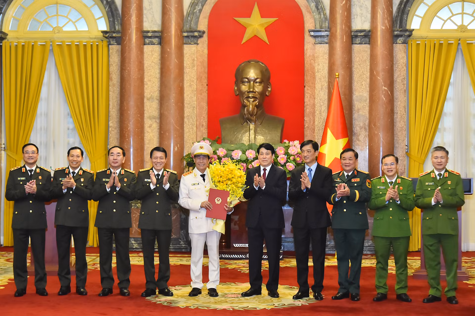 Chủ tịch nước Lương Cường cùng các đại biểu tặng hoa chúc mừng Thượng tướng Lê Quốc Hùng.