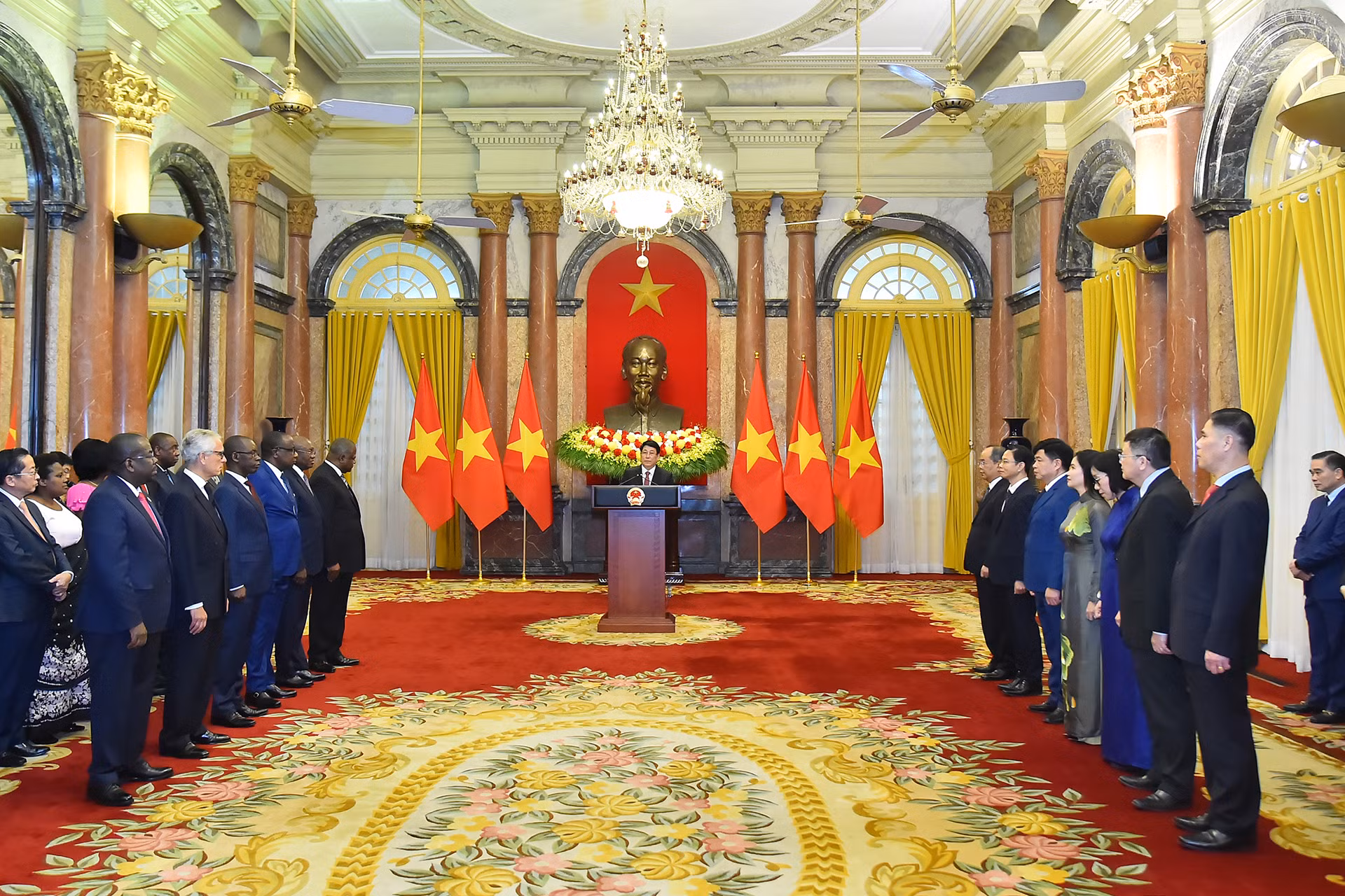 Tiếp đó, Chủ tịch nước chủ trì buổi tiếp sáu Đại sứ kiêm nhiệm của các nước: Cộng hòa Liberia, Cộng hòa Dân chủ Congo, Cộng hòa Congo, Cộng hòa Burundi, Cộng hòa Bồ Đào Nha, Cộng hòa Thống nhất Tanzania đến trình Quốc thư, nhận nhiệm vụ tại Việt Nam.